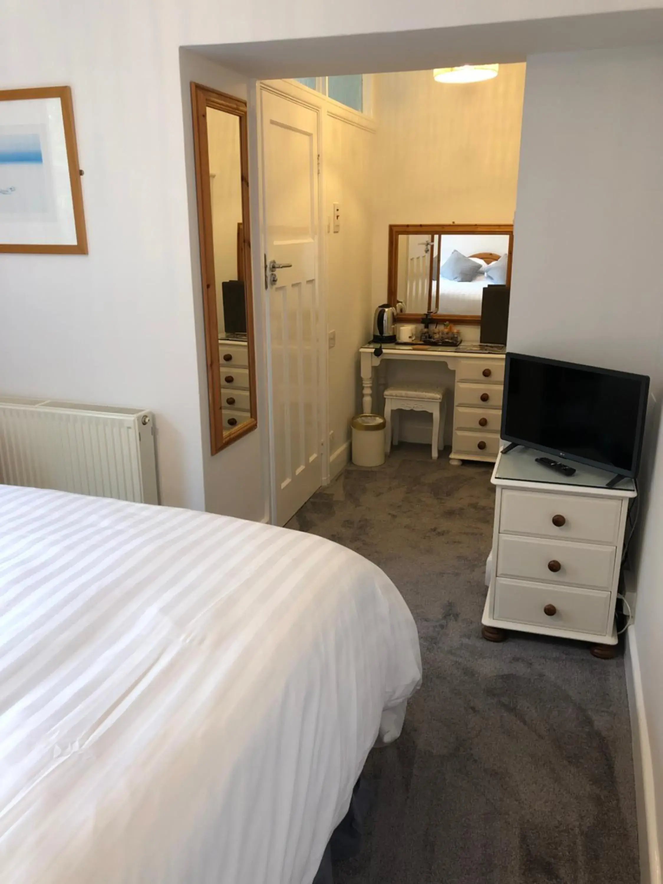 Photo of the whole room, TV/Entertainment Center in Beacon Country House Hotel & Luxury Shepherd Huts