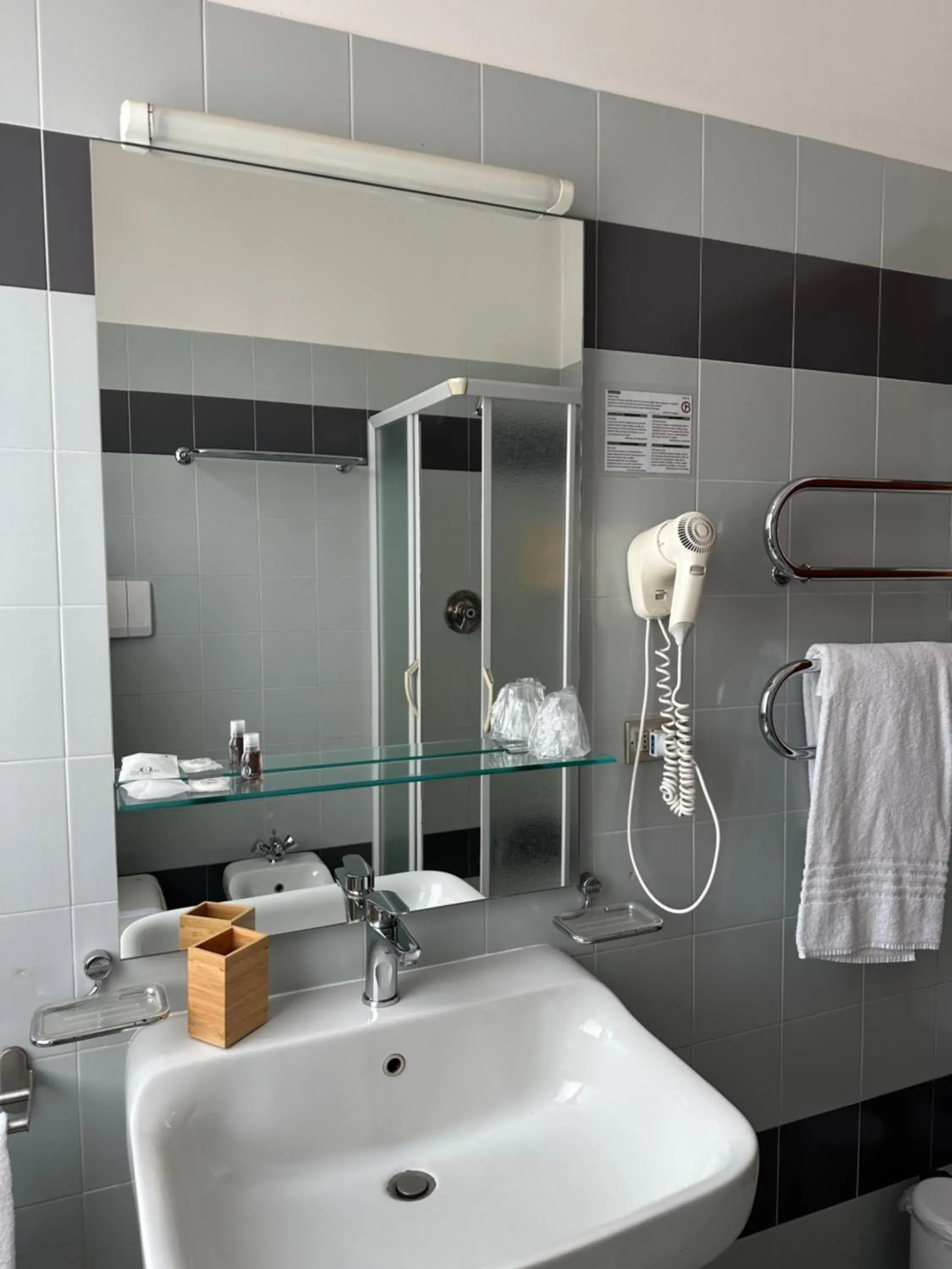 Shower, Bathroom in Hotel Griselda