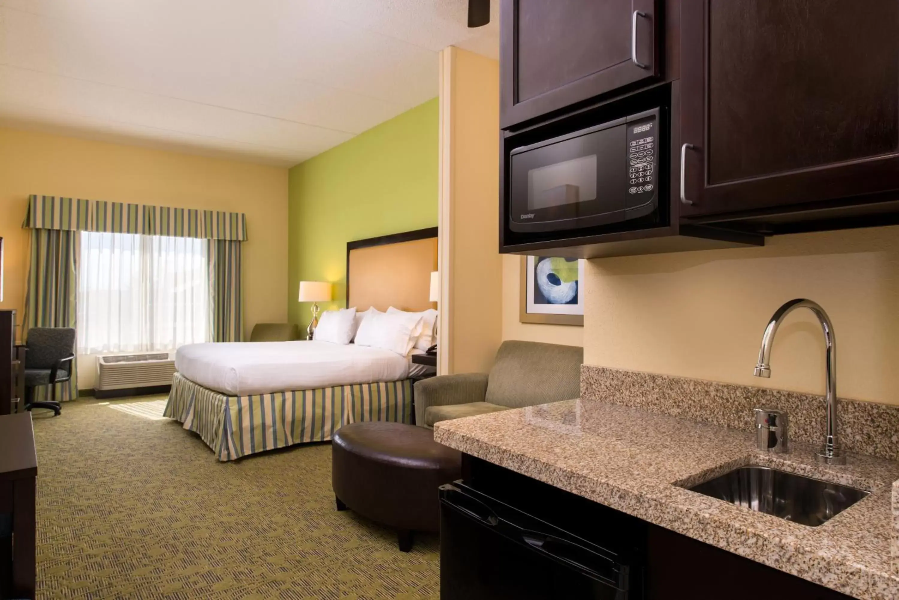 Photo of the whole room, Bed in Holiday Inn Express and Suites Dickson City, an IHG Hotel