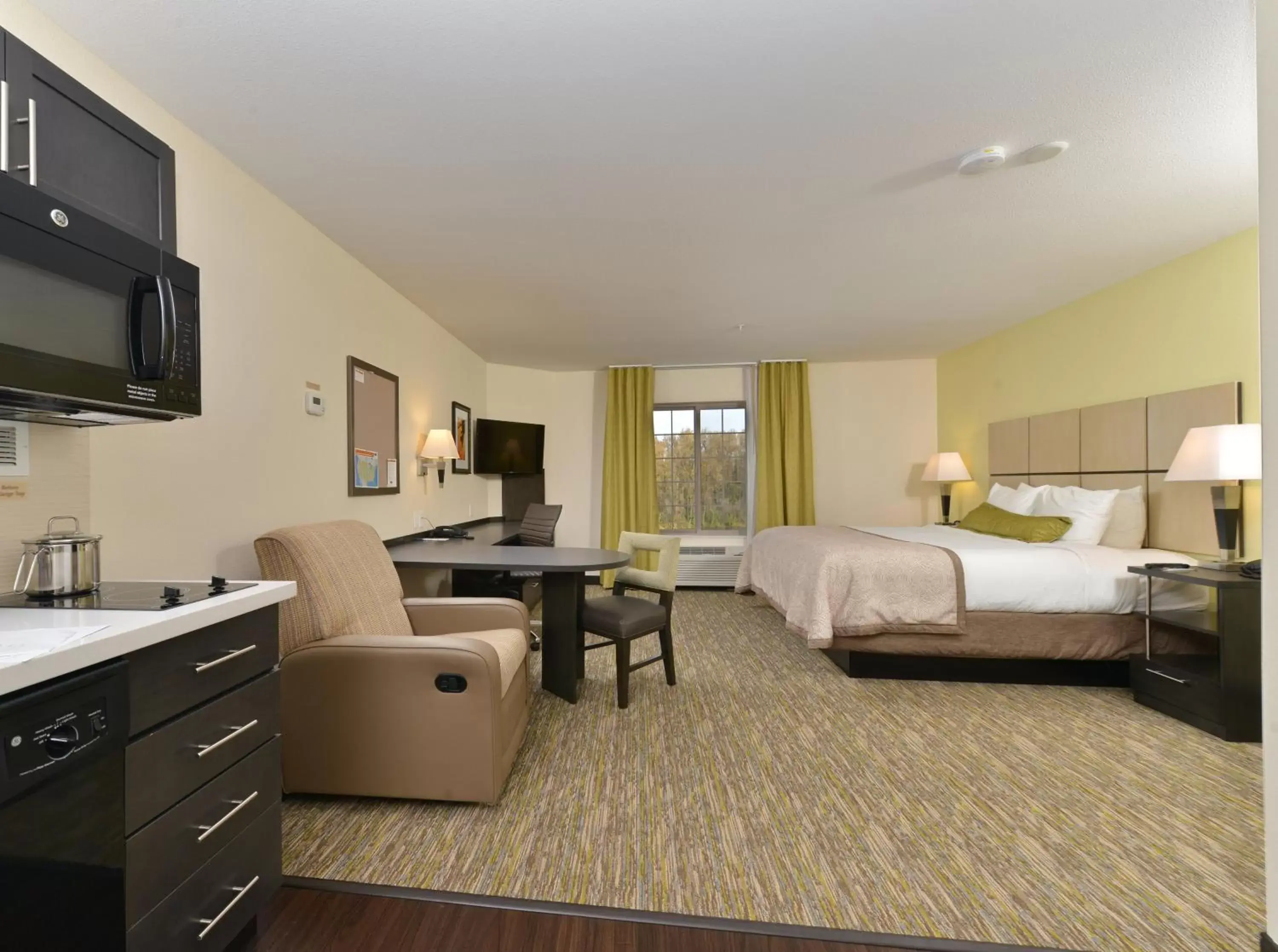 Photo of the whole room, TV/Entertainment Center in Candlewood Suites Eugene Springfield, an IHG Hotel