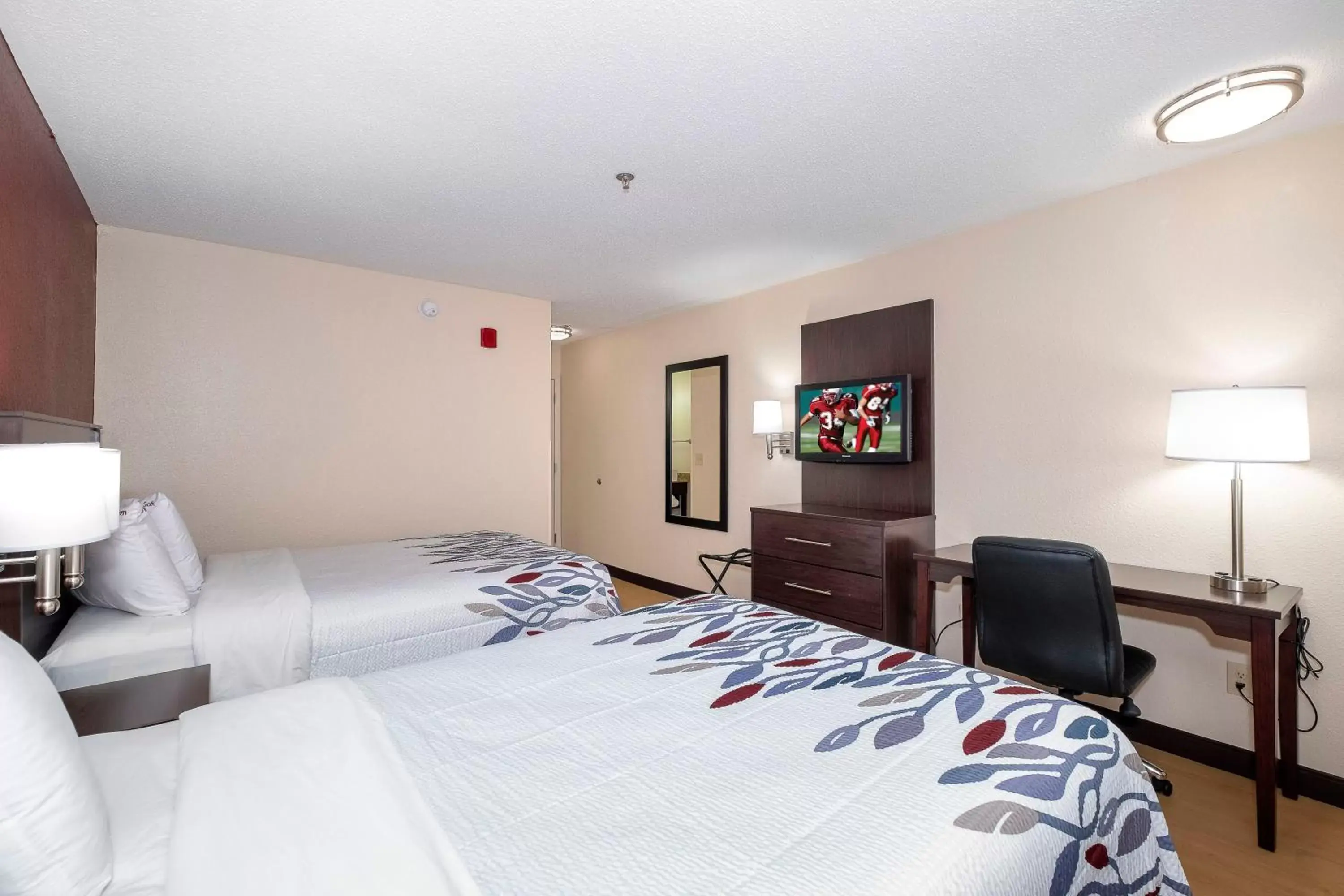 Photo of the whole room, Bed in Red Roof Inn Raleigh Southwest - Cary