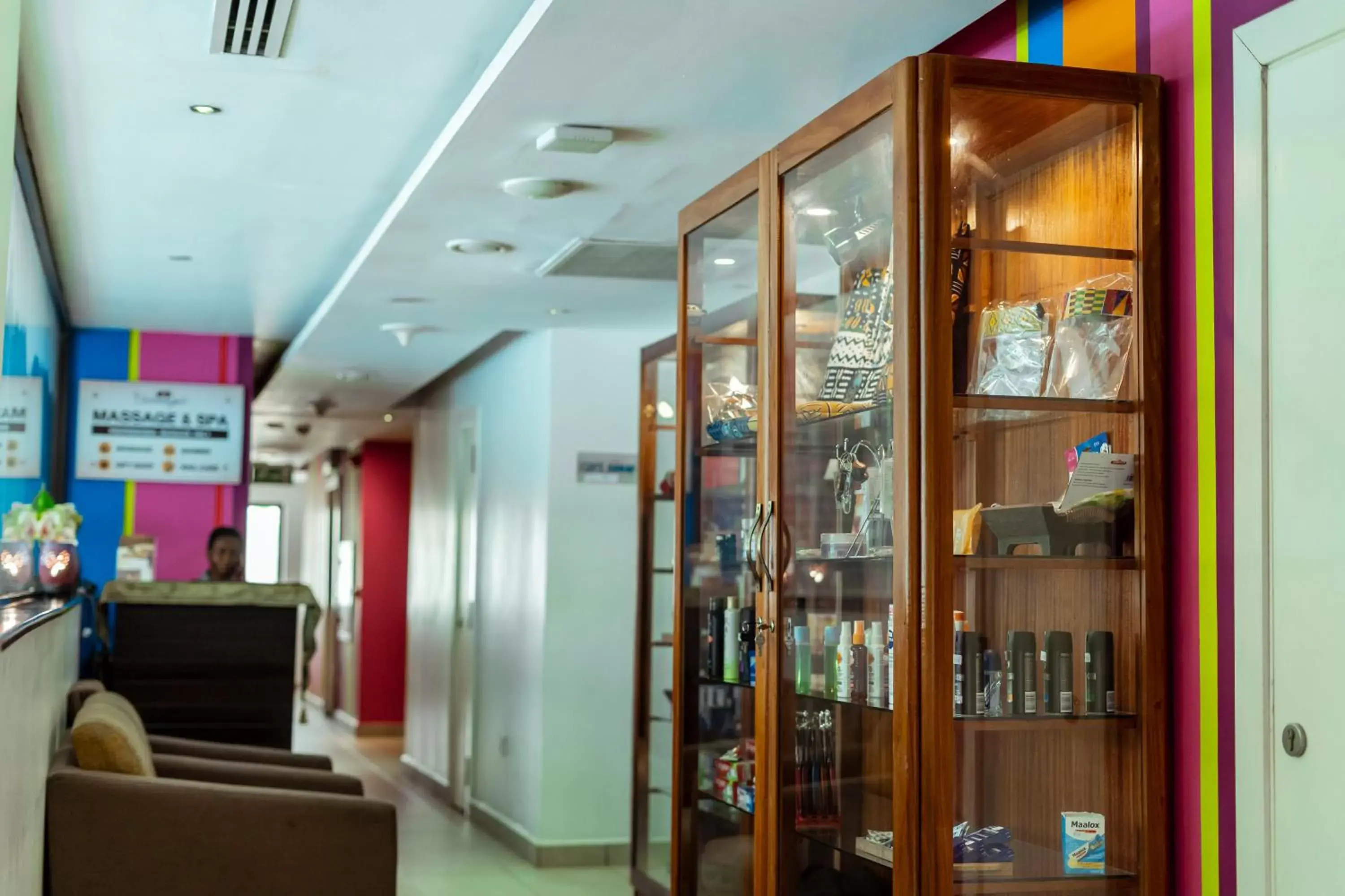 On-site shops, Lobby/Reception in Ibis Styles Accra Airport