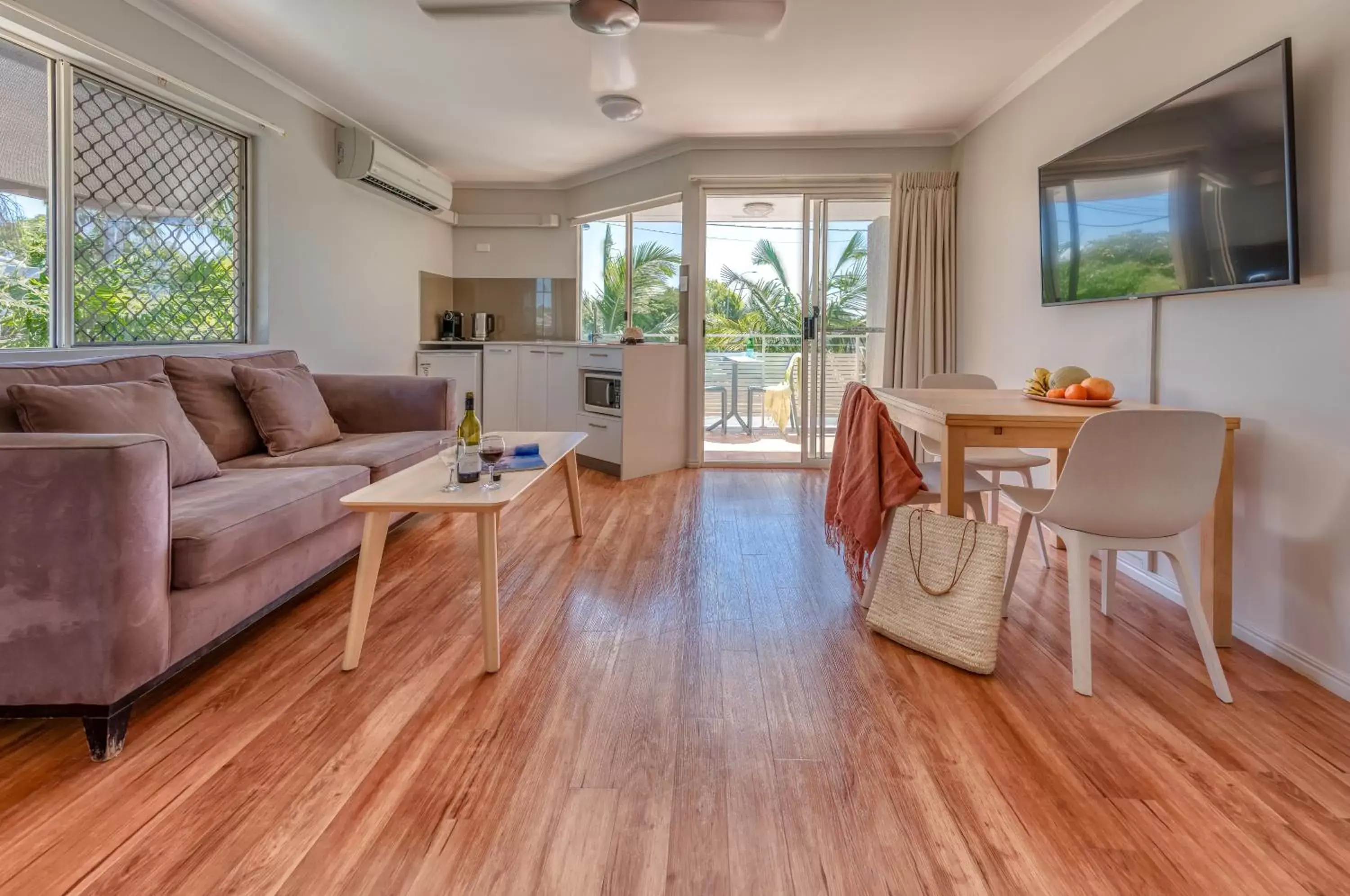 Living room, Seating Area in Noosa Sun Motel