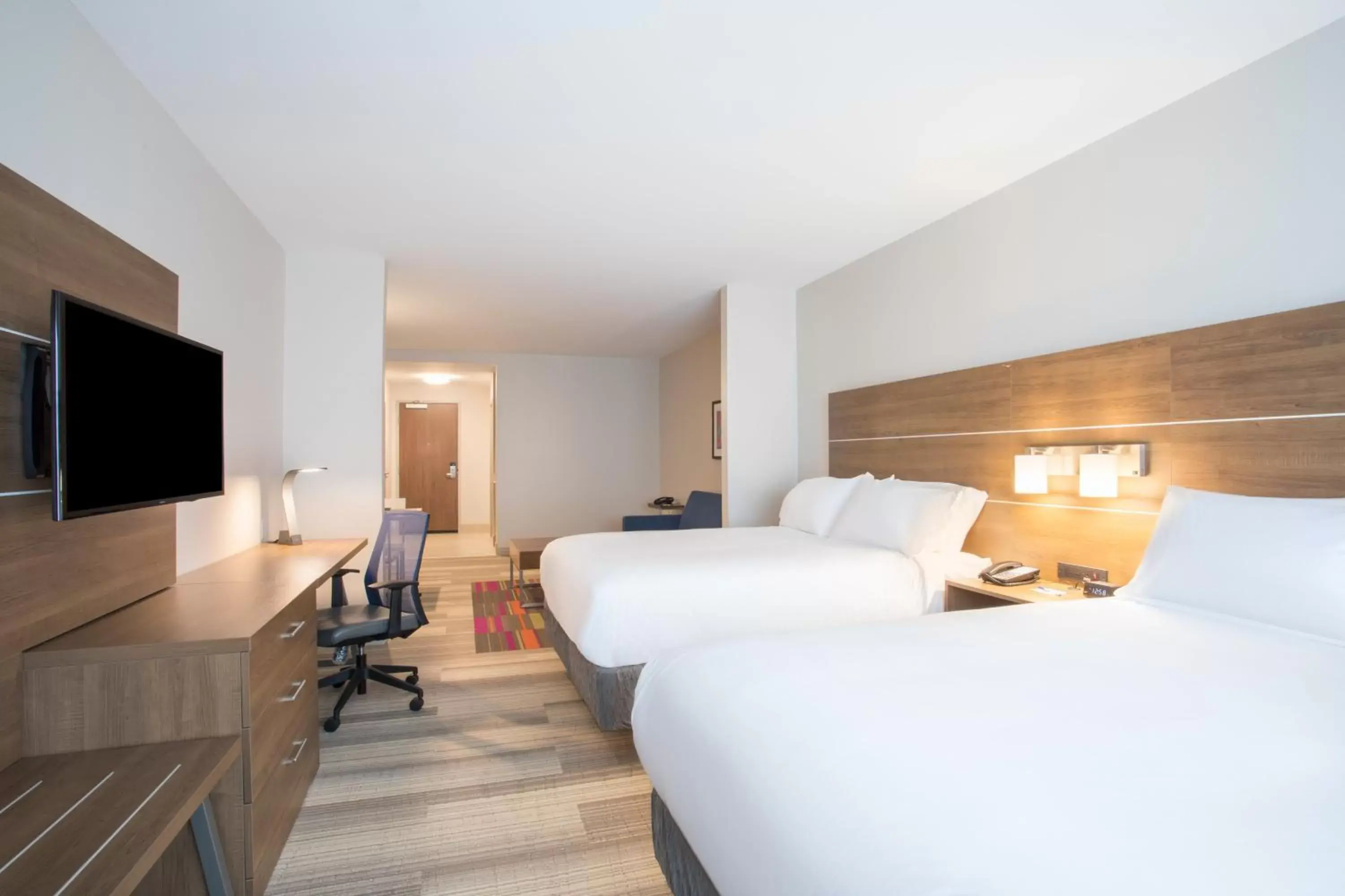 Bedroom, TV/Entertainment Center in Holiday Inn Express & Suites Owings Mills-Baltimore Area, an IHG Hotel
