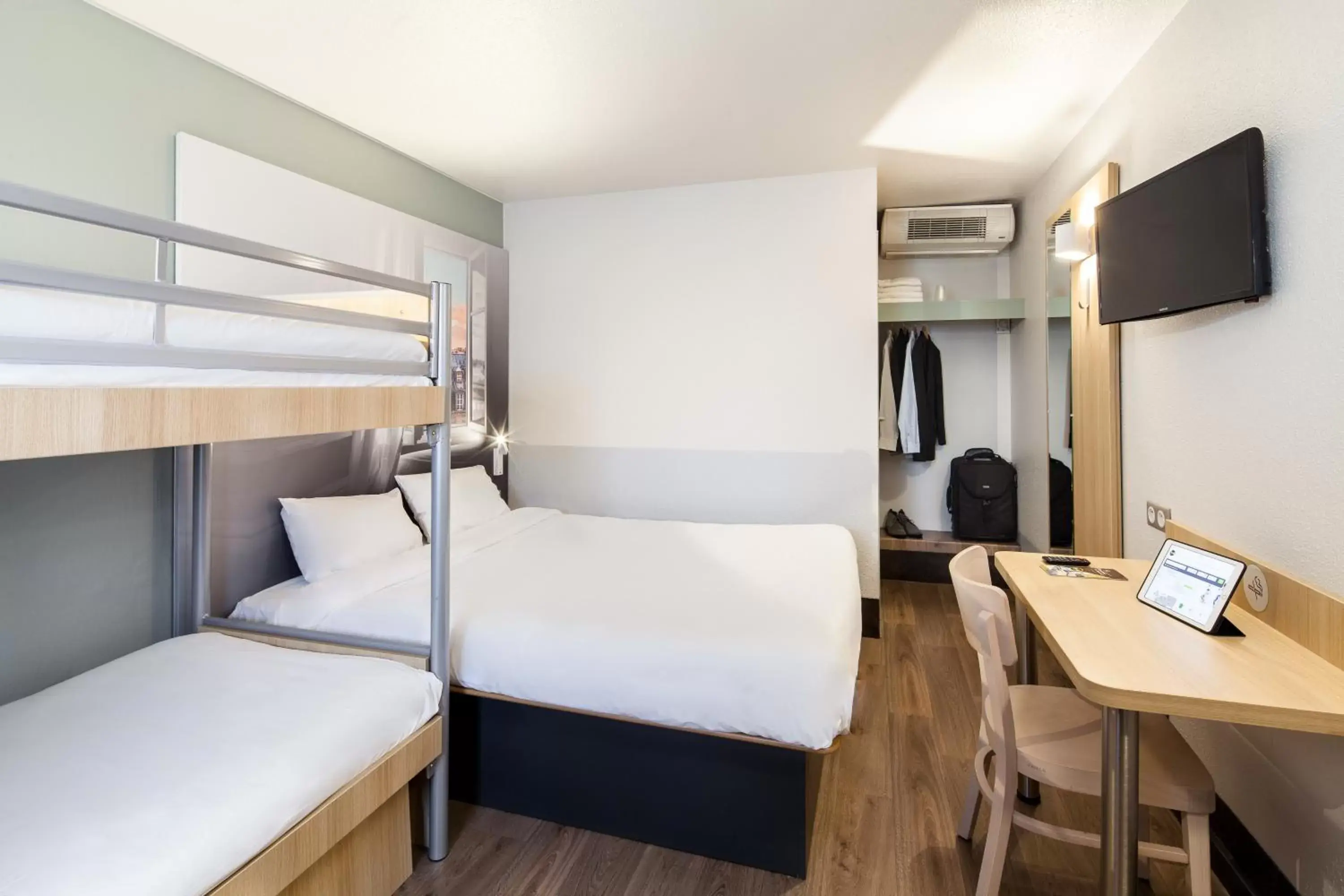 Bedroom, Bunk Bed in B&B HOTEL La Queue En Brie