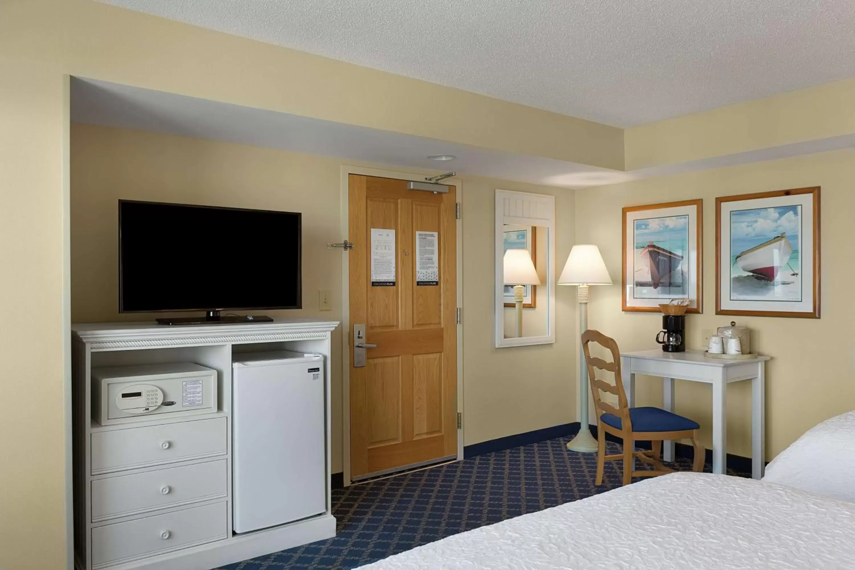Bedroom, TV/Entertainment Center in Hampton Inn & Suites Myrtle Beach Oceanfront