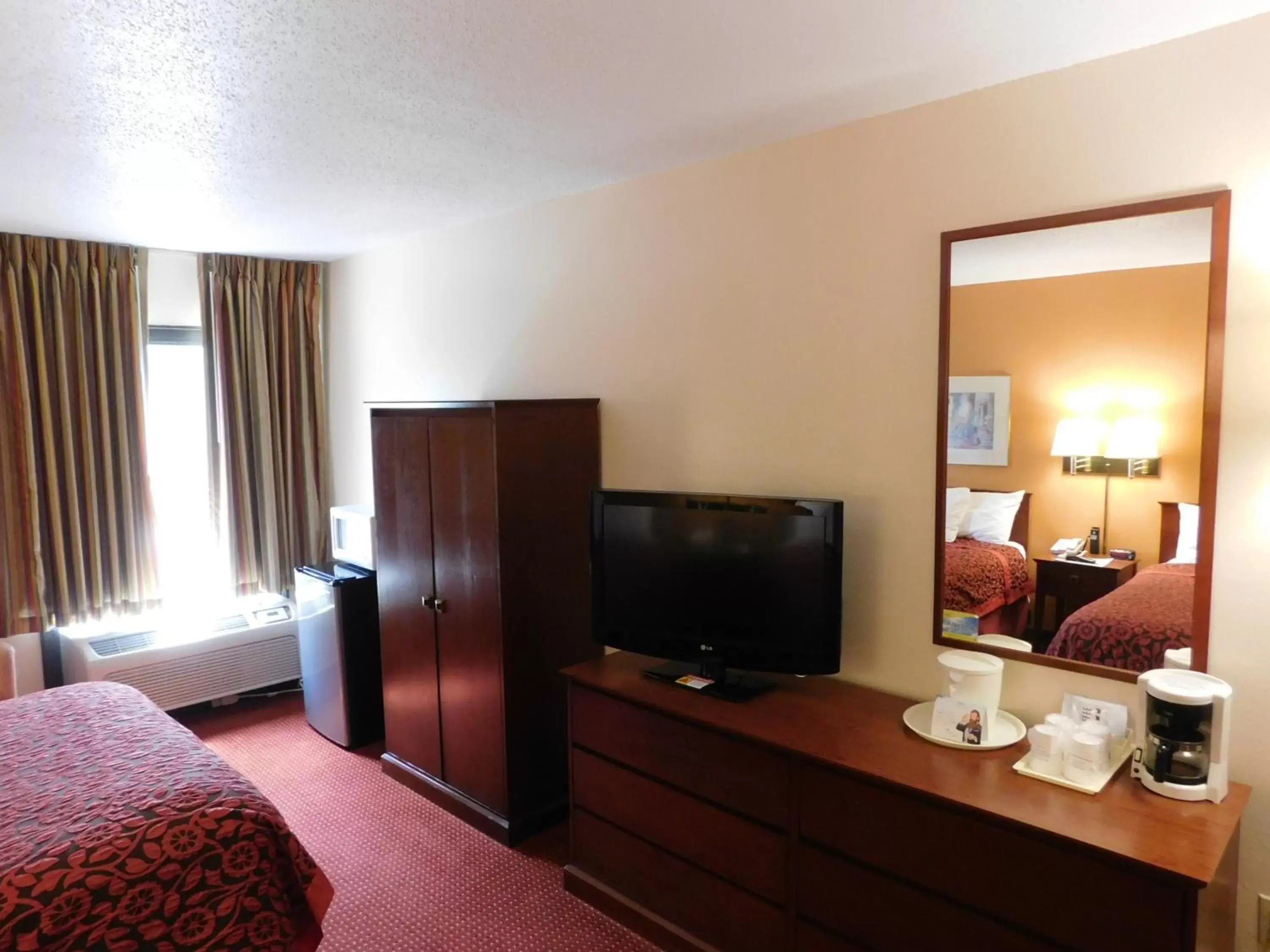 Photo of the whole room, TV/Entertainment Center in Days Inn & Suites by Wyndham Cedar Rapids