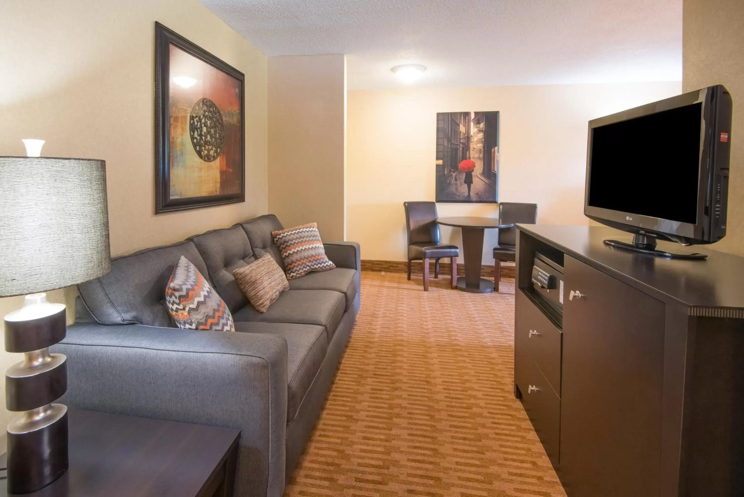 Photo of the whole room, Seating Area in Holiday Inn Express & Suites - Sharon-Hermitage, an IHG Hotel