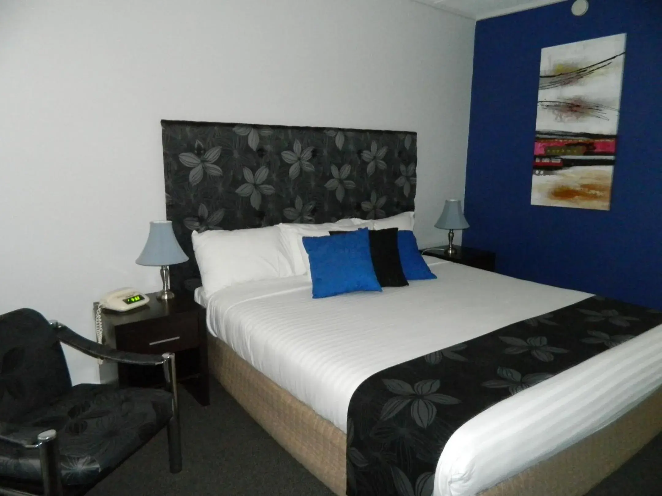 Deluxe King Room in Orana Windmill Motel Deluxe King Room in Orana Windmill Motel