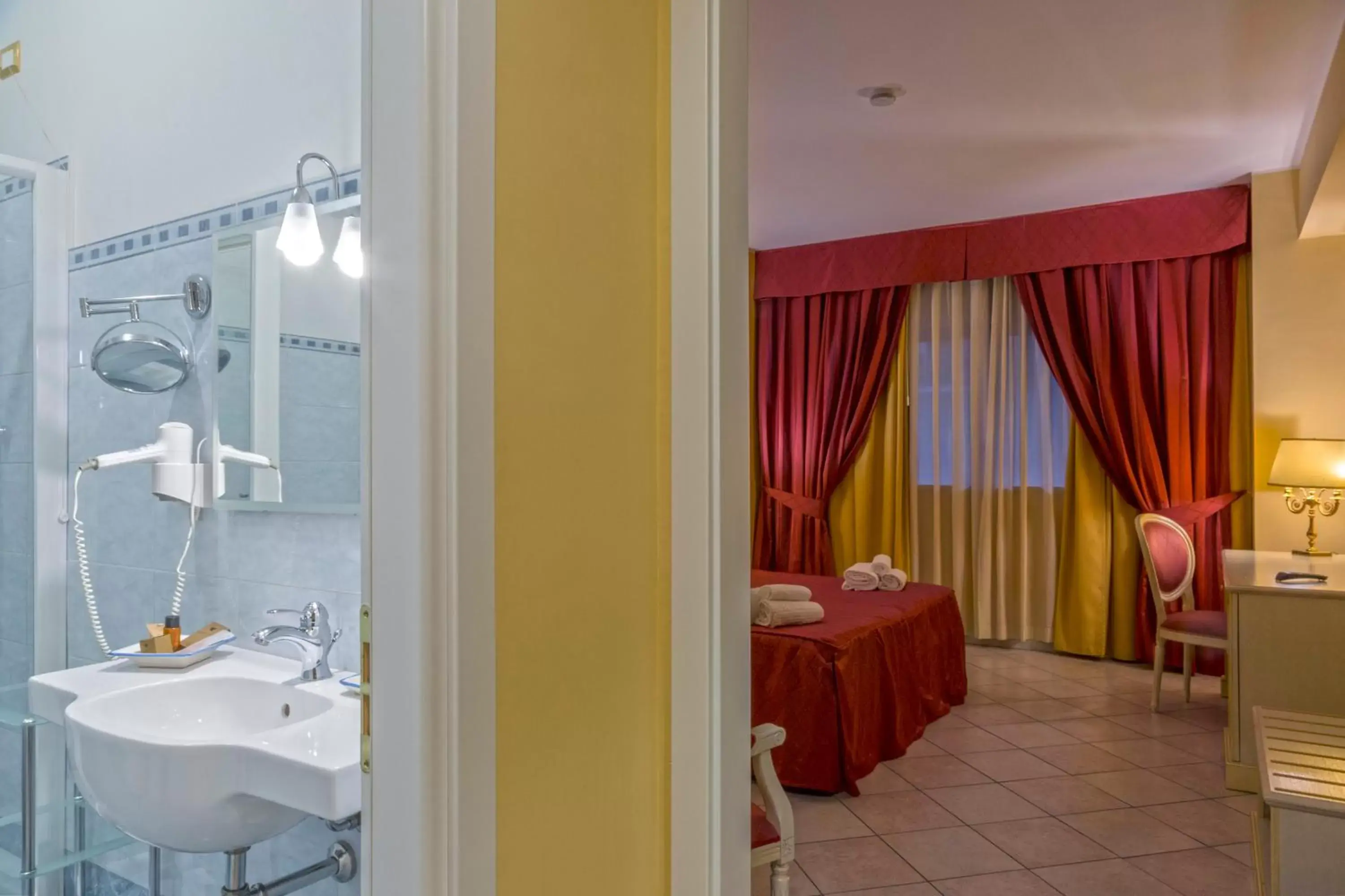 Bathroom, Restaurant/Places to Eat in Hotel San Michele