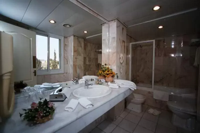 Shower, Bathroom in Addar Hotel