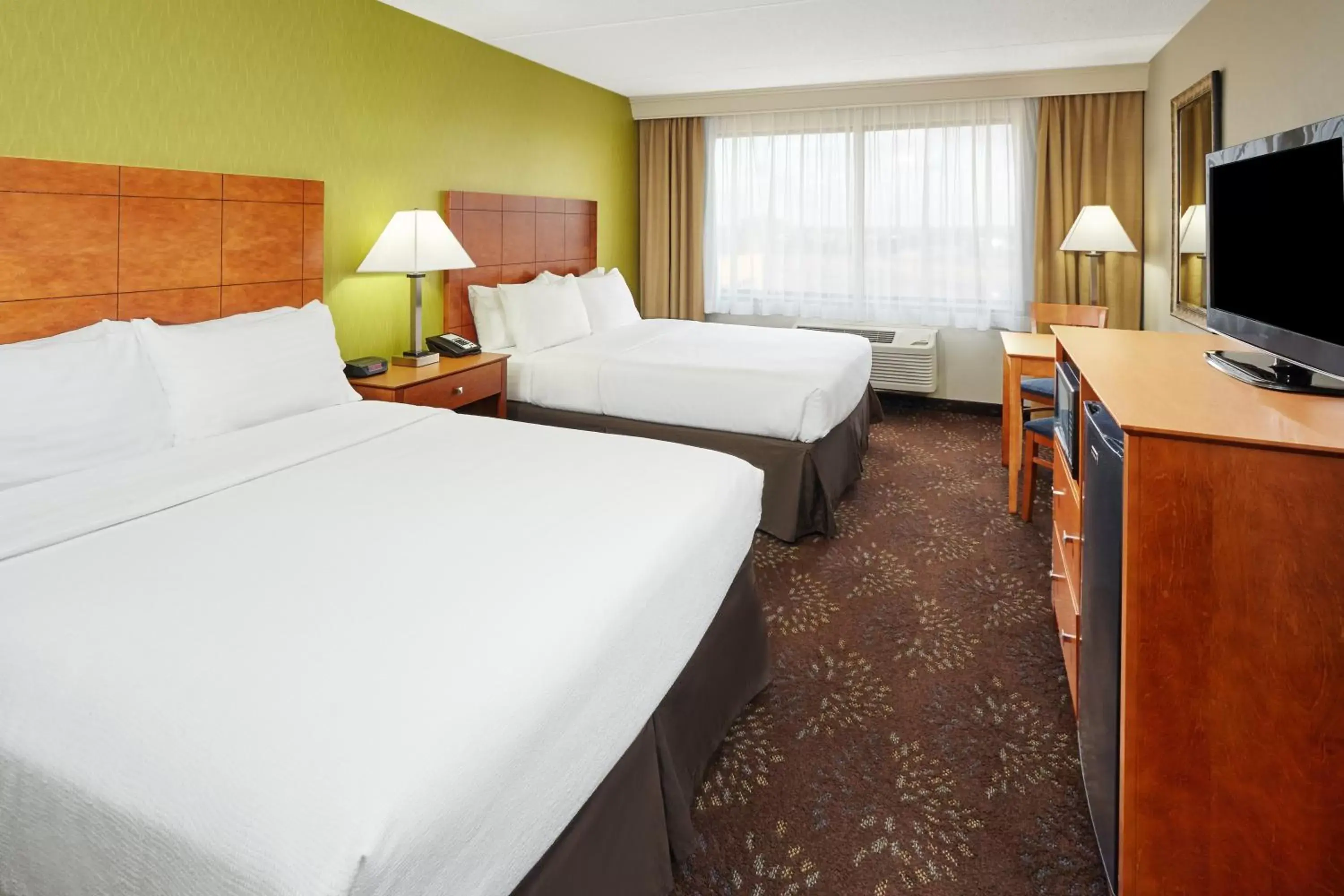 Photo of the whole room, Bed in Holiday Inn Chicago Matteson Conference Center, an IHG Hotel