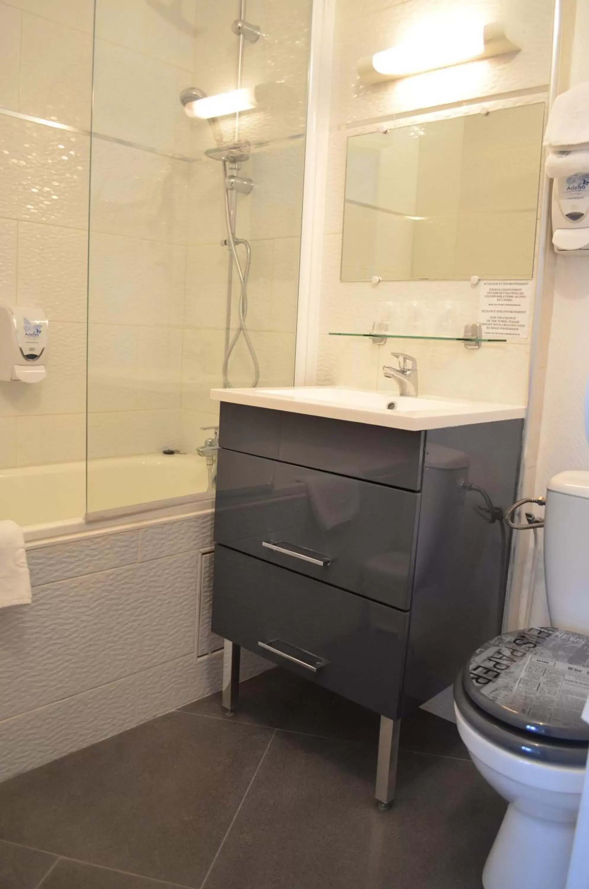 Bathroom in Hotel Central Anzac