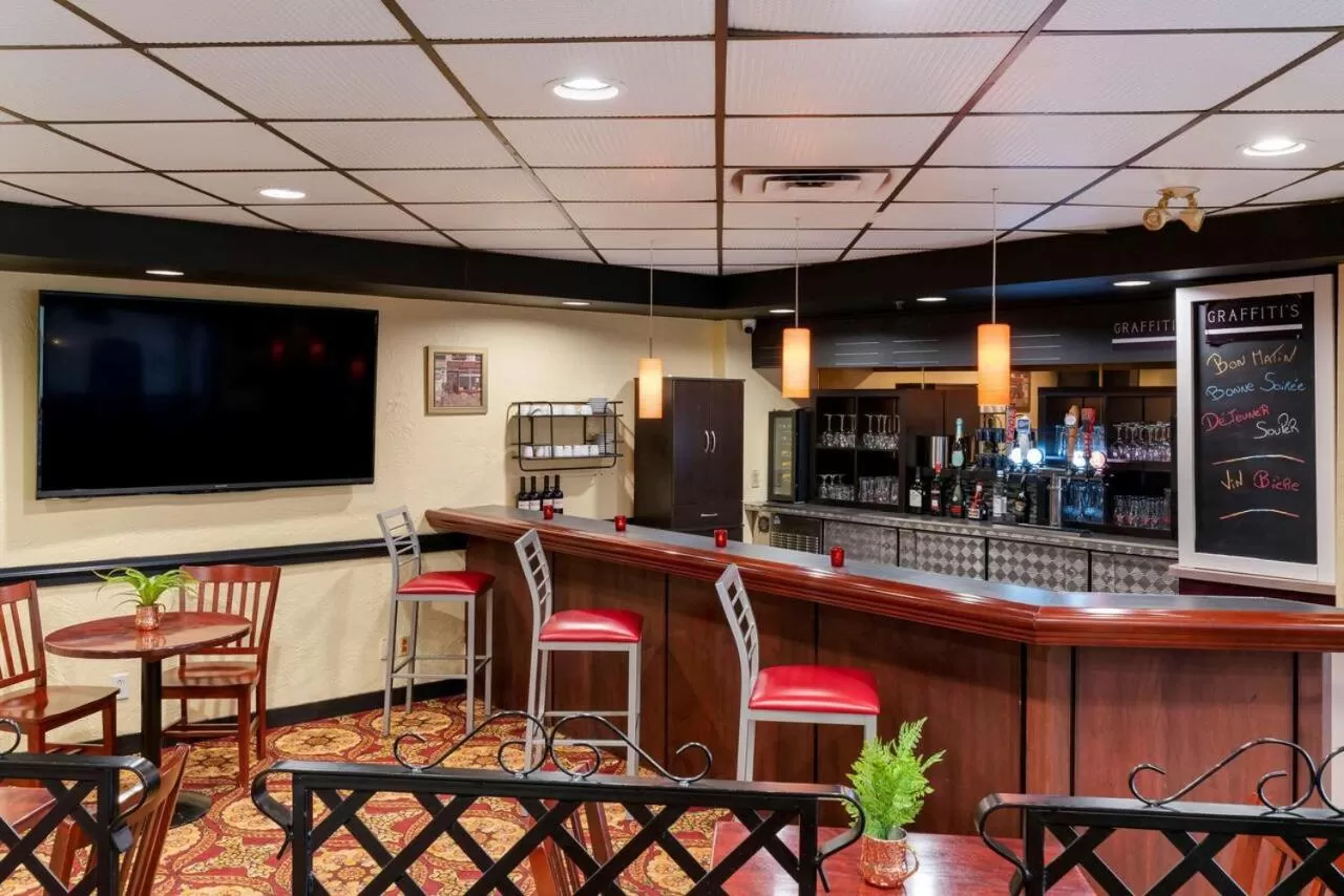 Lounge or bar in Quality Inn and Suites Montreal East
