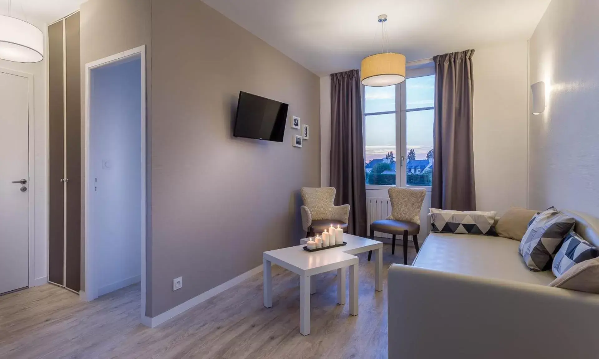 Seating area, TV/Entertainment Center in Hôtel des Marais Salants