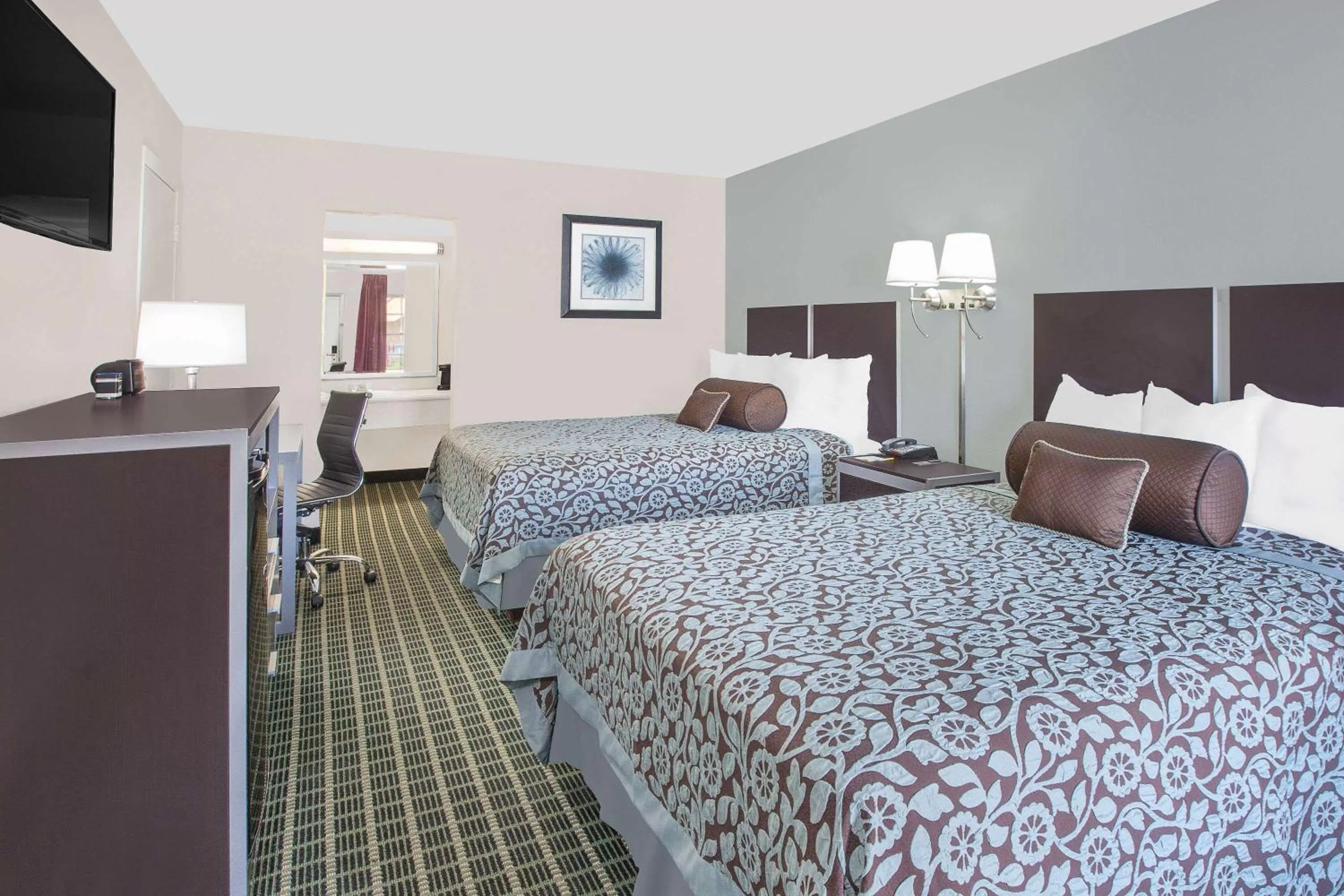 Photo of the whole room, Bed in Days Inn by Wyndham Market Center Dallas Love Field
