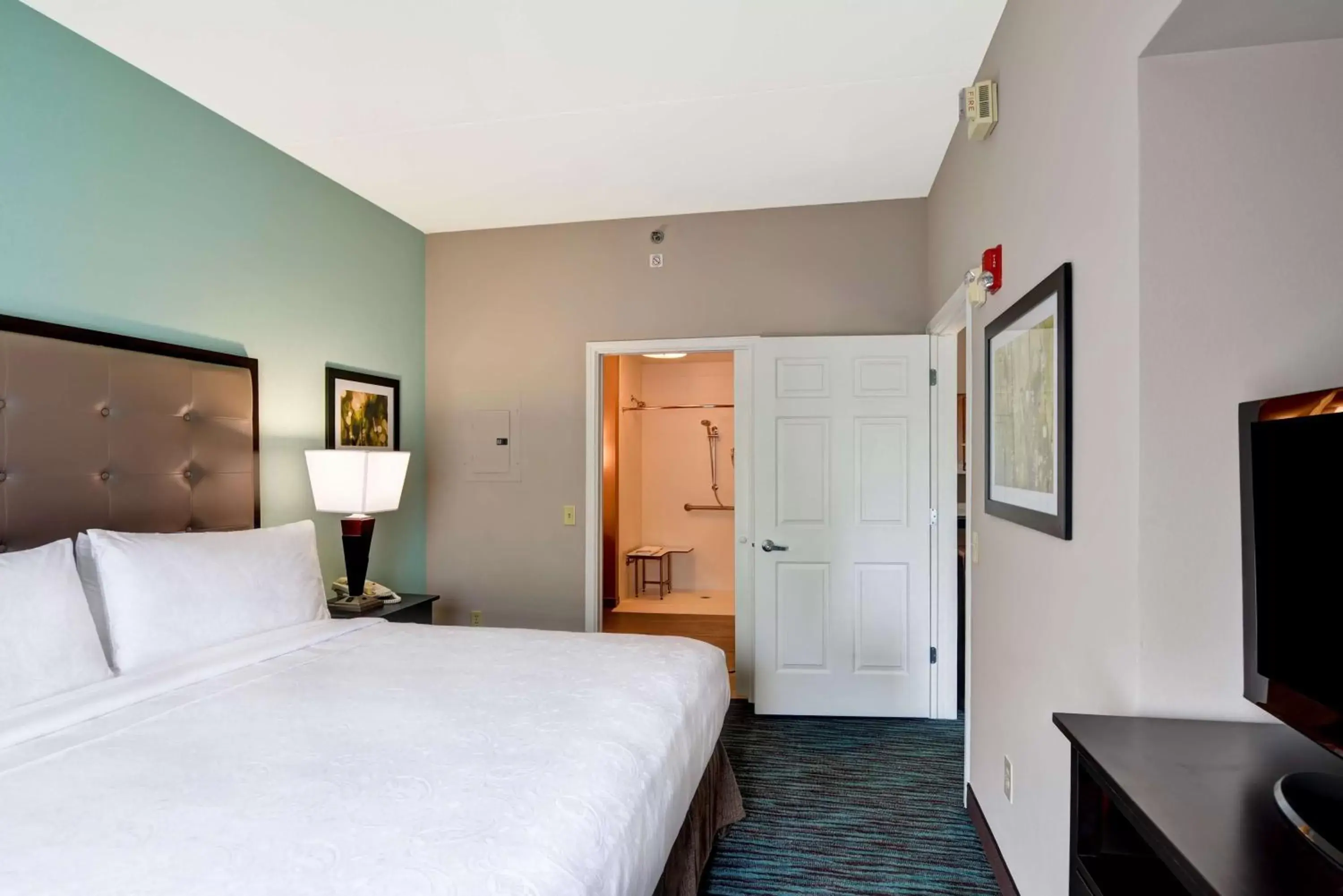 Bathroom, Bed in Homewood Suites by Hilton Aurora Naperville