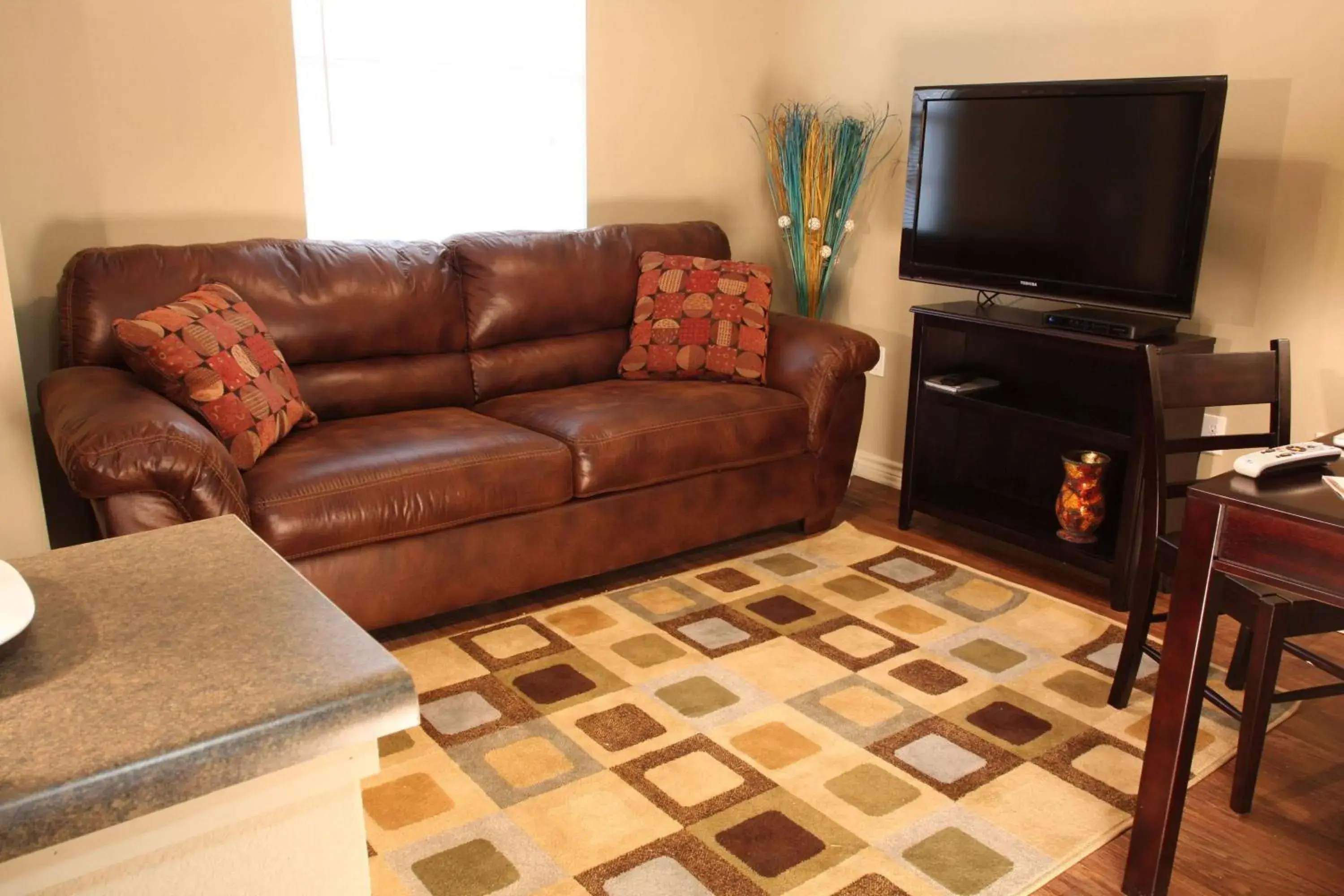 Bed, Seating Area in Eagle's Den Suites Cotulla a Travelodge by Wyndham