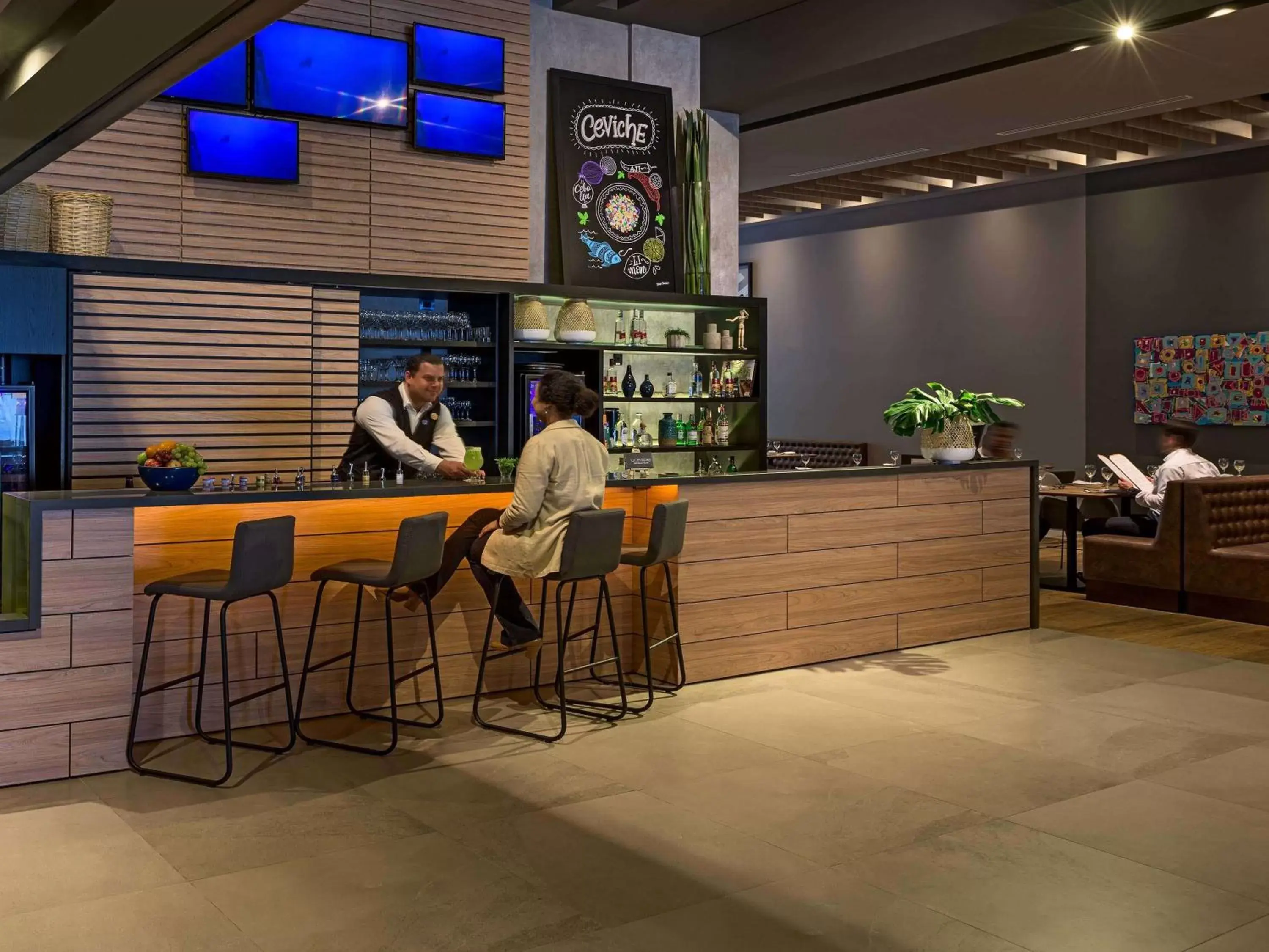 Lounge or bar in Novotel Curitiba Batel