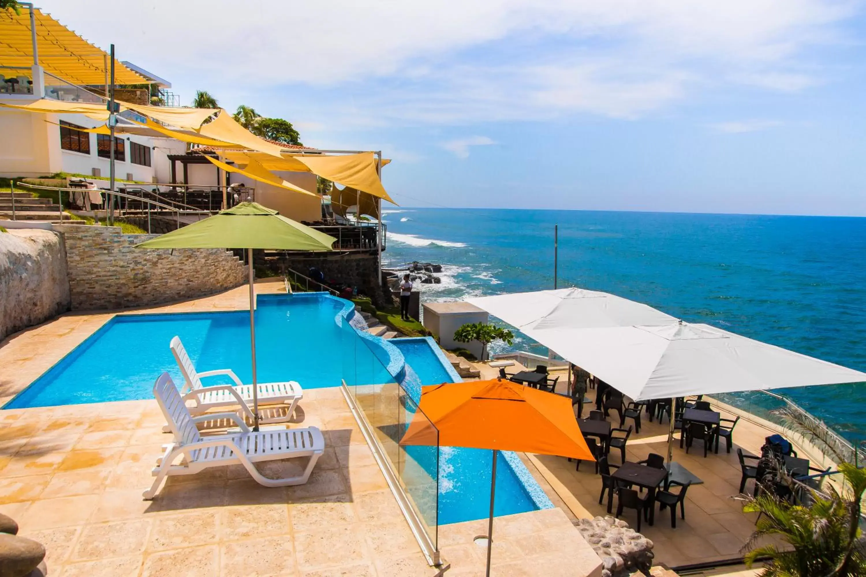 Swimming Pool in Hotel Los Farallones