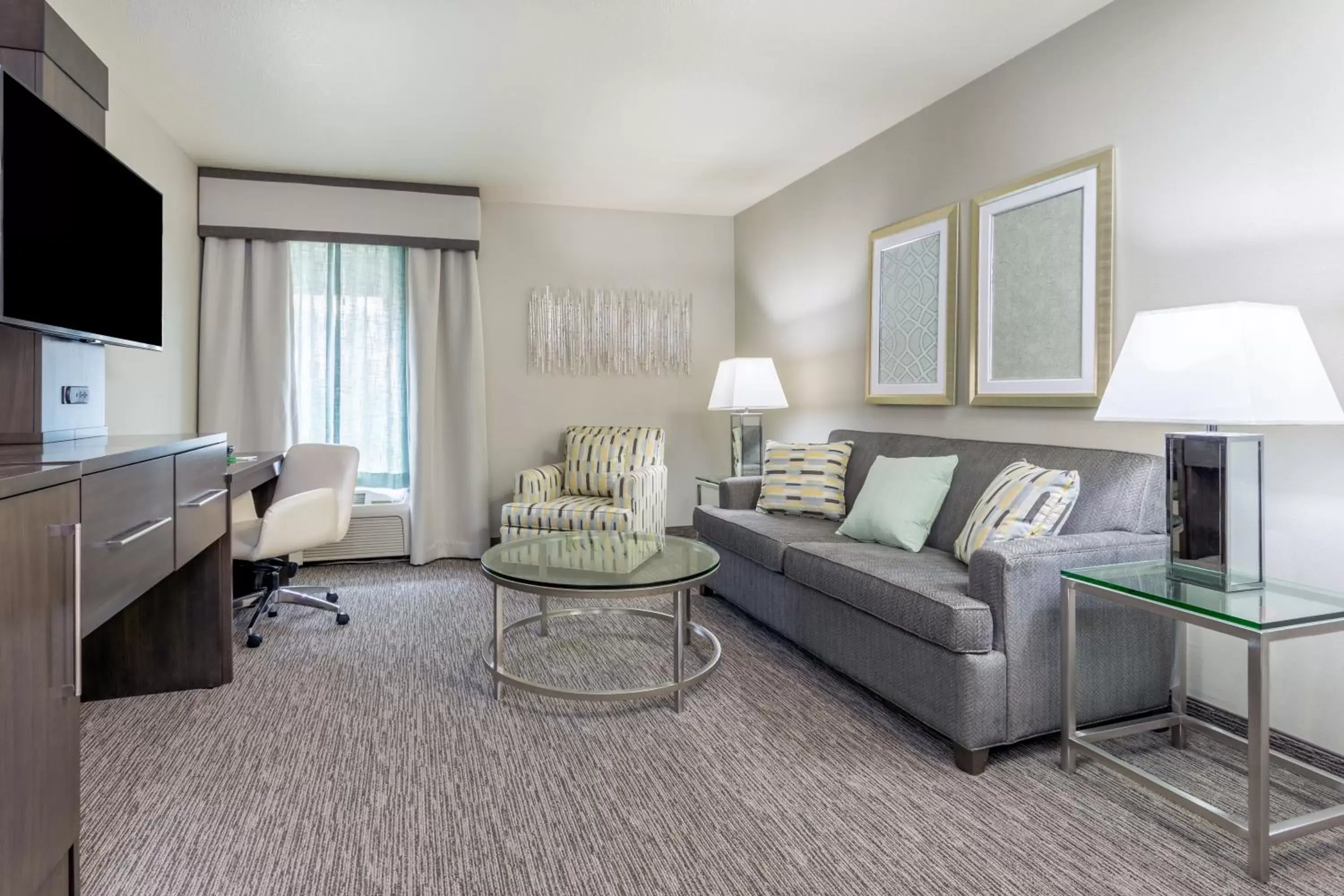 Photo of the whole room, Seating Area in Holiday Inn Auburn, an IHG Hotel