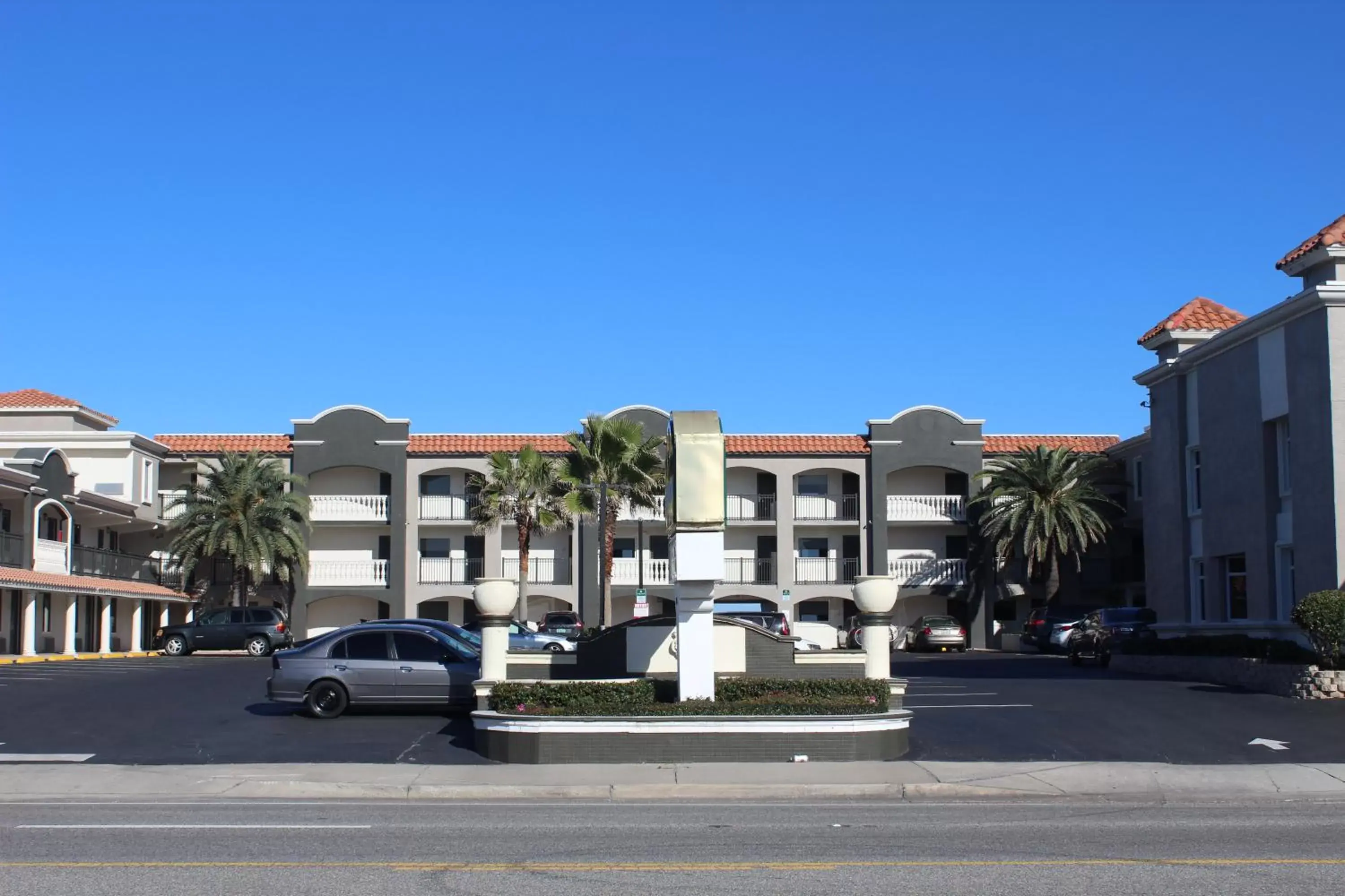 Property Building in La Quinta by Wyndham Oceanfront Daytona Beach