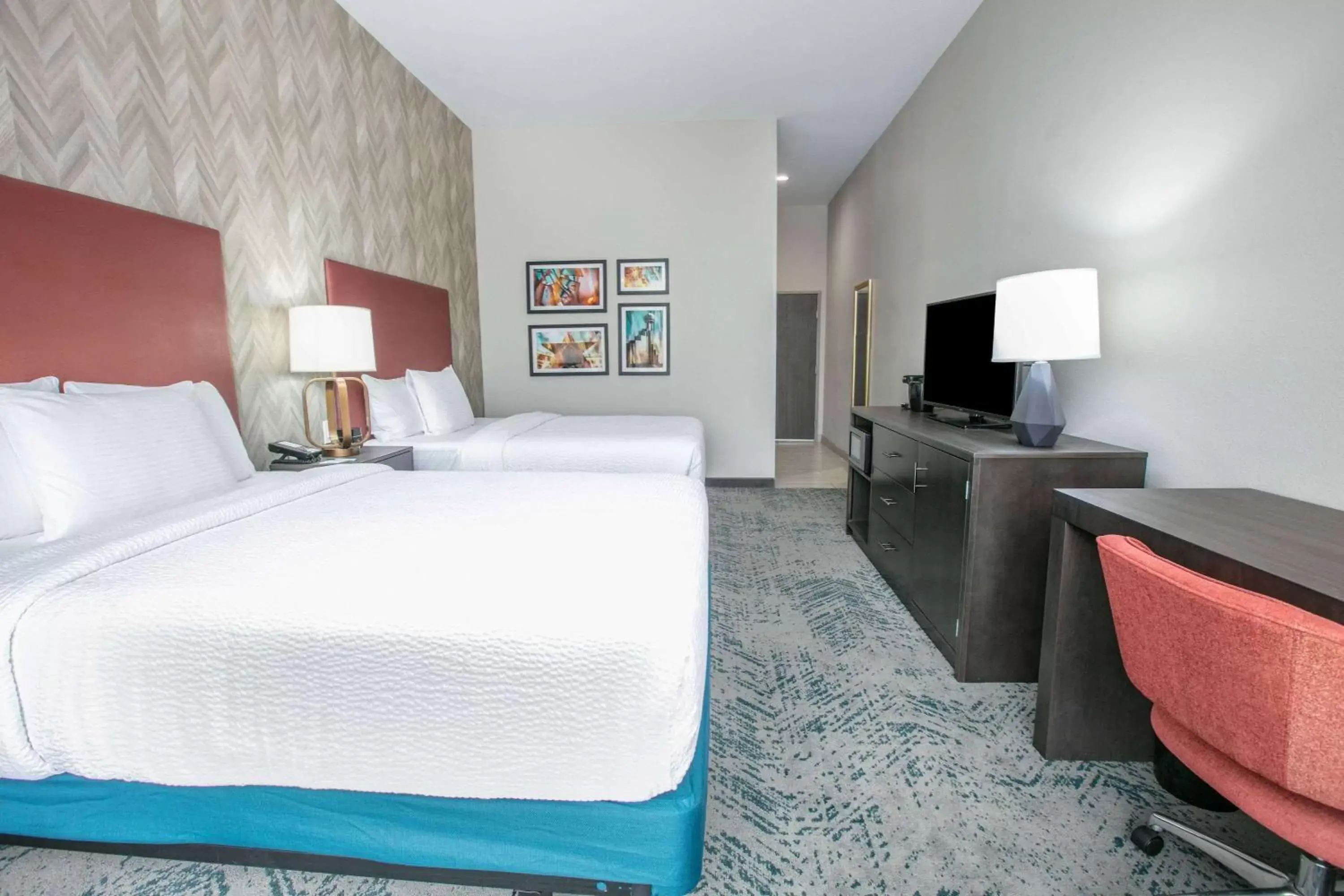 Photo of the whole room, Bed in La Quinta Inn & Suites DFW West-Glade-Parks