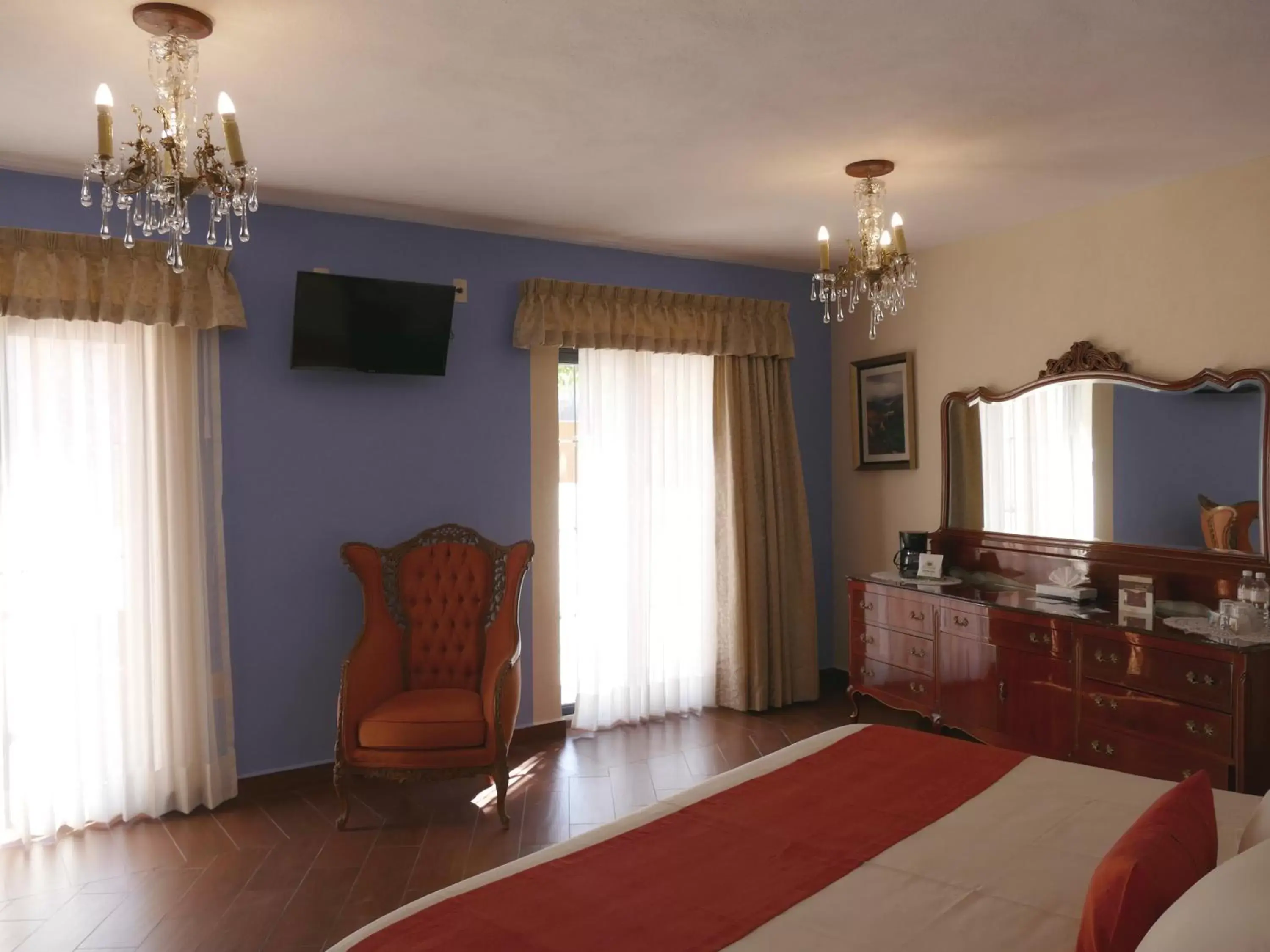 Photo of the whole room, TV/Entertainment Center in El Meson de los Poetas