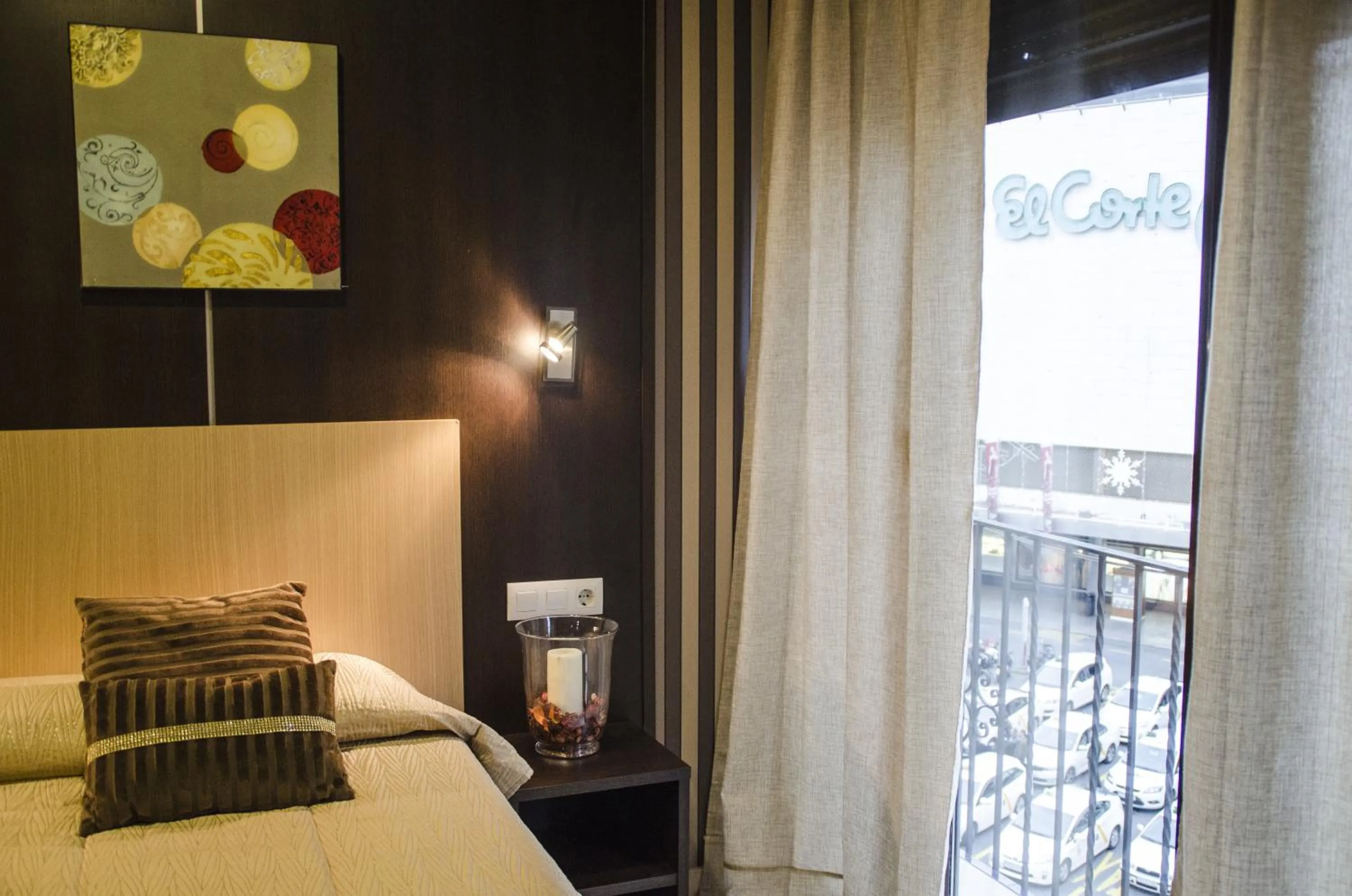 Balcony/Terrace, Bed in Hotel Duquesa