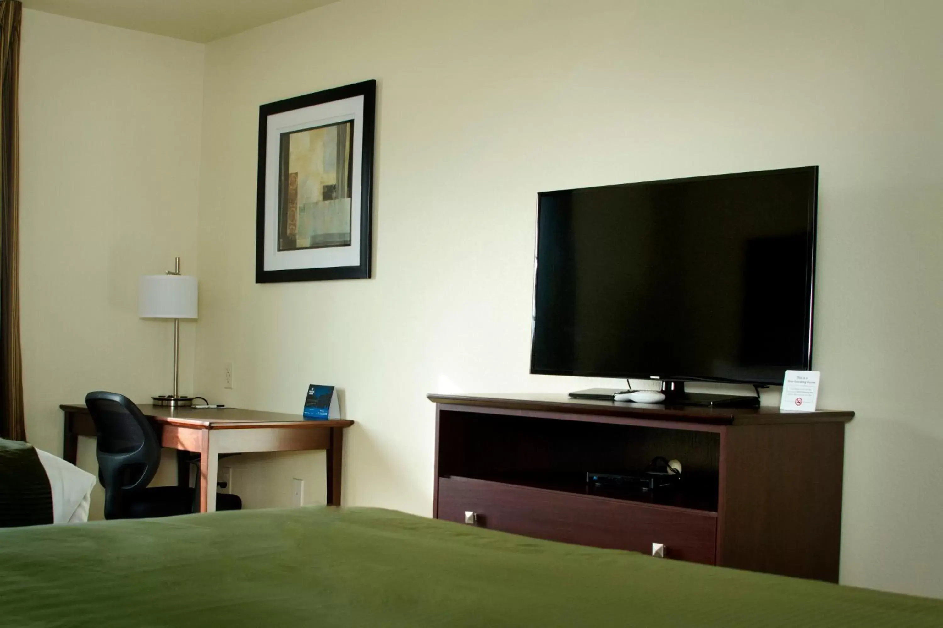 TV and multimedia, Bed in Cobblestone Inn & Suites - Soda Springs TV and multimedia, Bed in Cobblestone Inn & Suites - Soda Springs