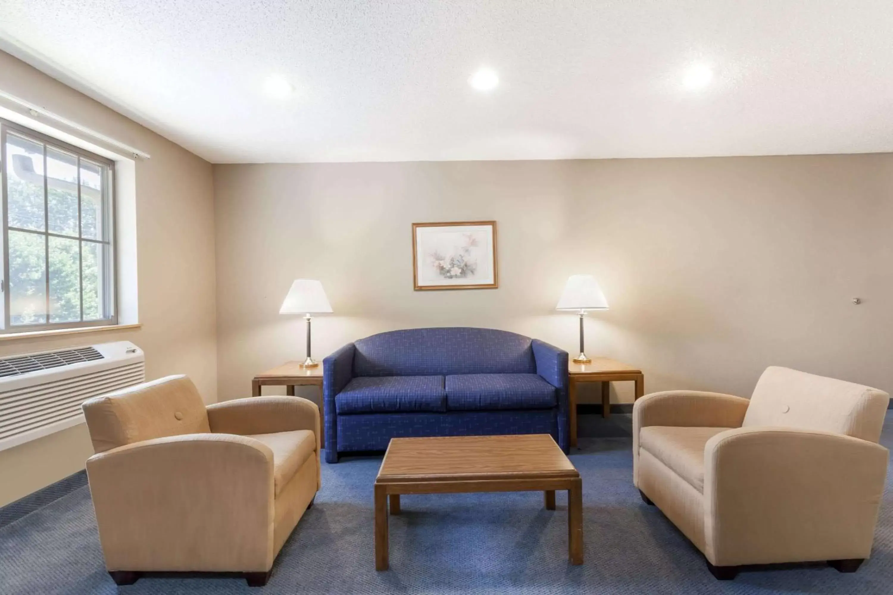 Photo of the whole room, Seating Area in Super 8 by Wyndham Stroudsburg