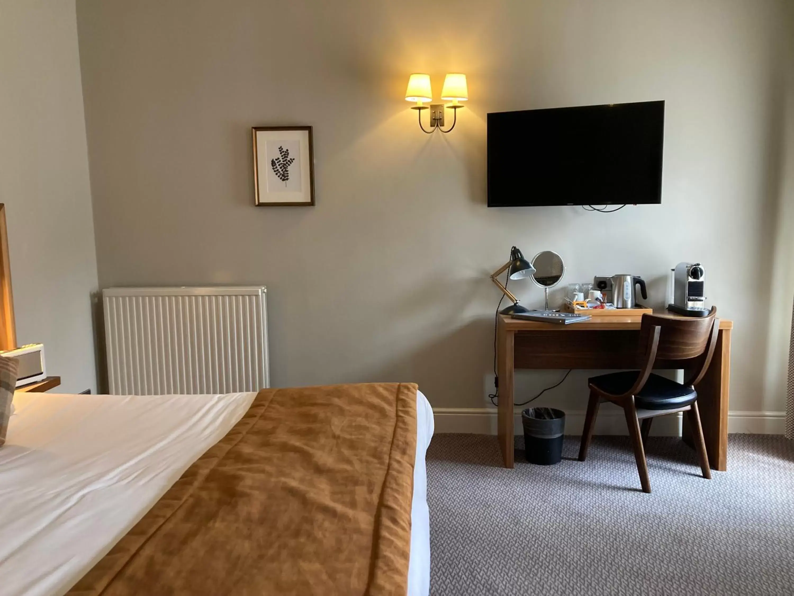 Bedroom, TV/Entertainment Center in The Cross-Keys Hotel