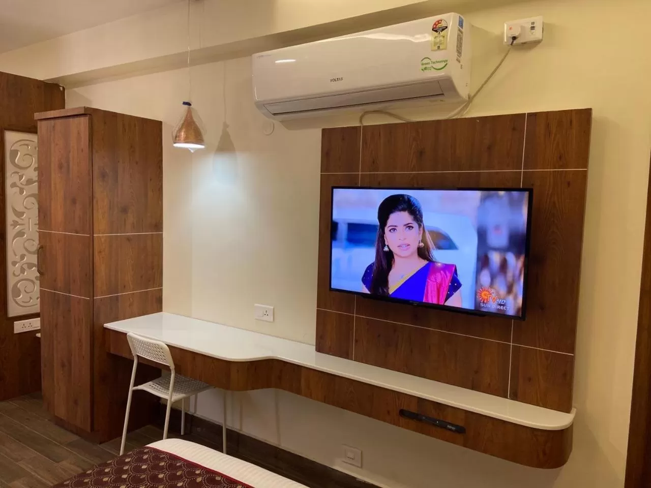 TV and multimedia in Le Shiv Executive Suite