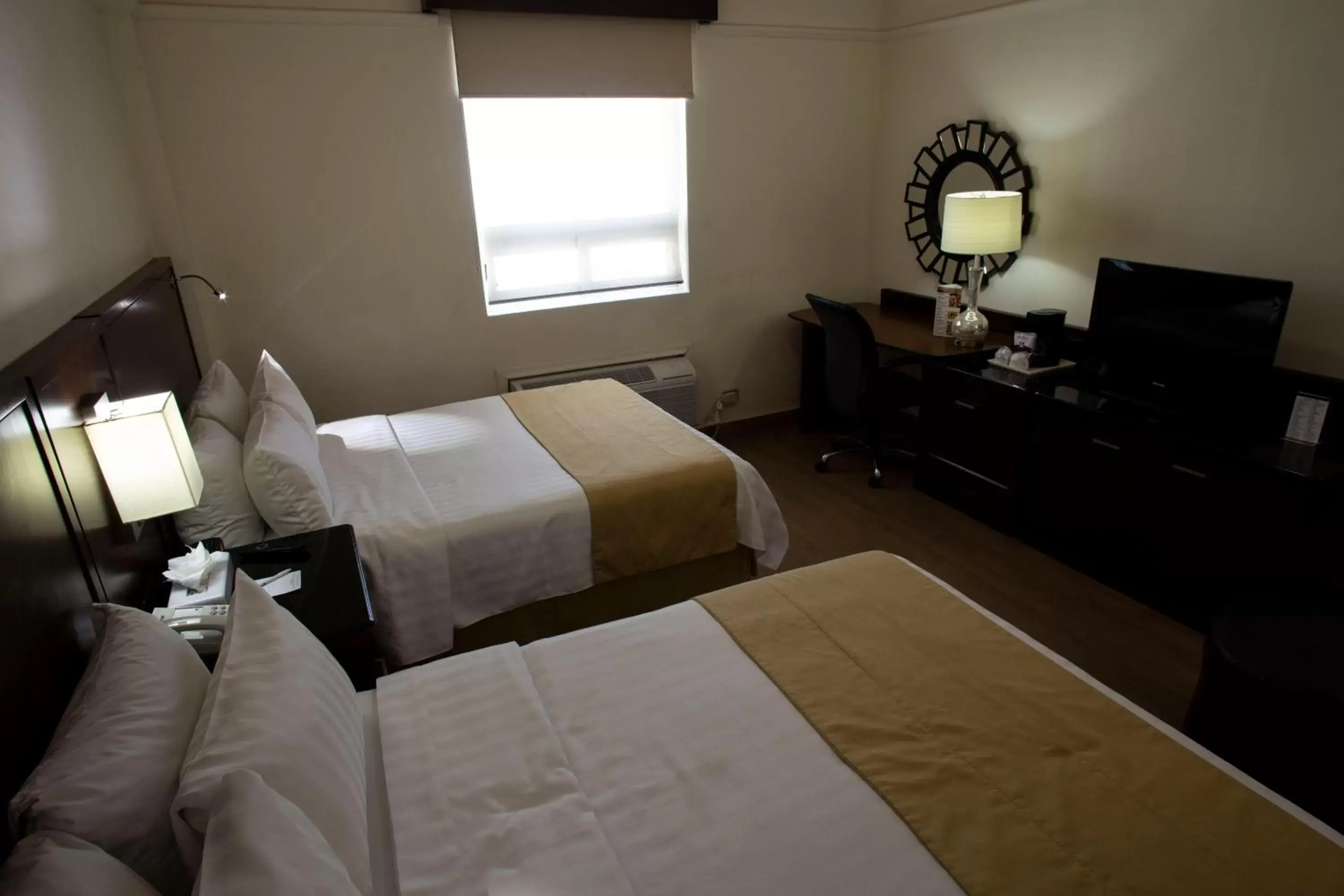 Communal lounge/ TV room, Bed in Best Western Centro Monterrey