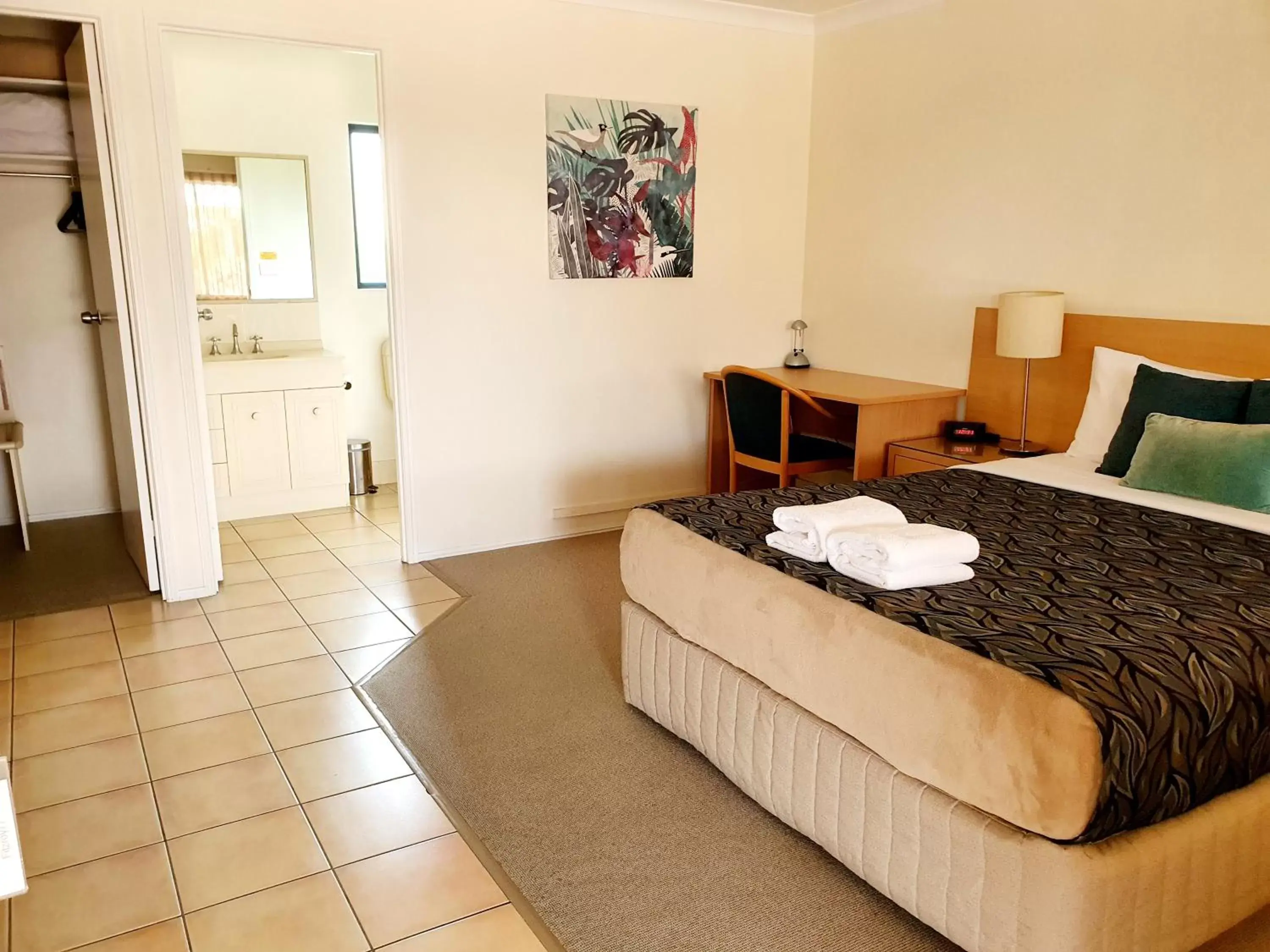 Photo of the whole room, Bed in Rockhampton Palms Motor Inn