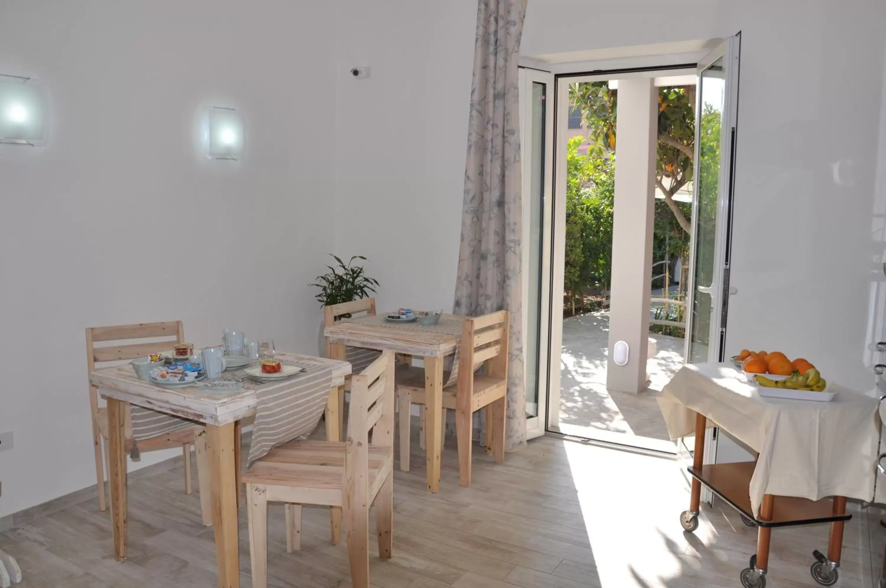 Communal kitchen, Dining Area in B&B Les Chambres Rooms & Suite