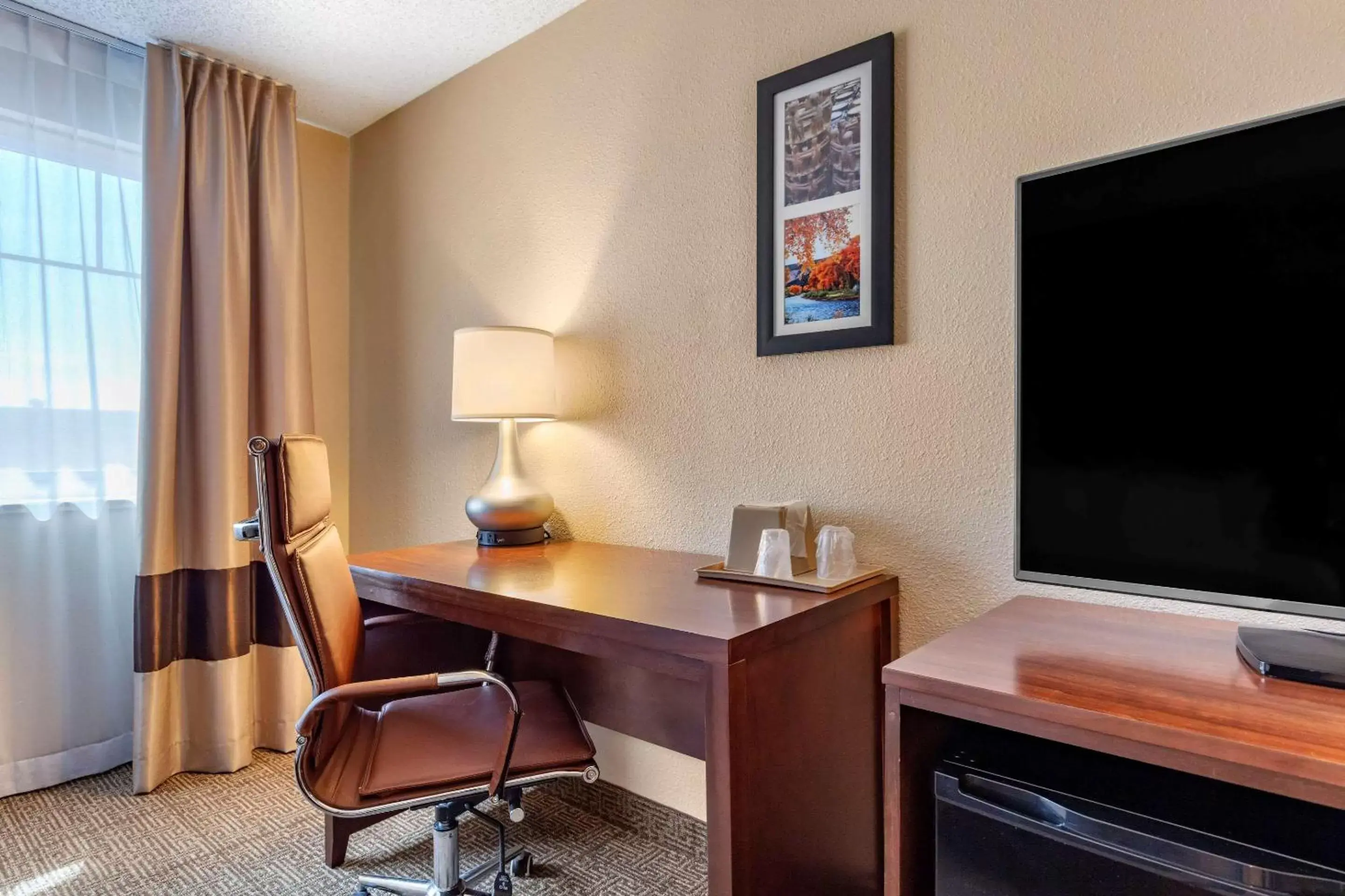 Photo of the whole room, TV/Entertainment Center in Comfort Inn City of Natural Lakes