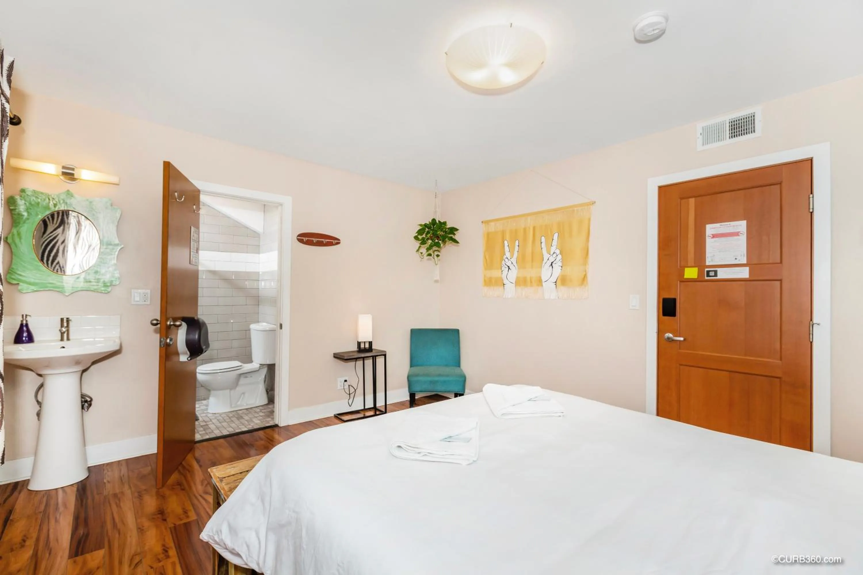 Toilet, Bed in Samesun Ocean Beach Hotel & Hostel