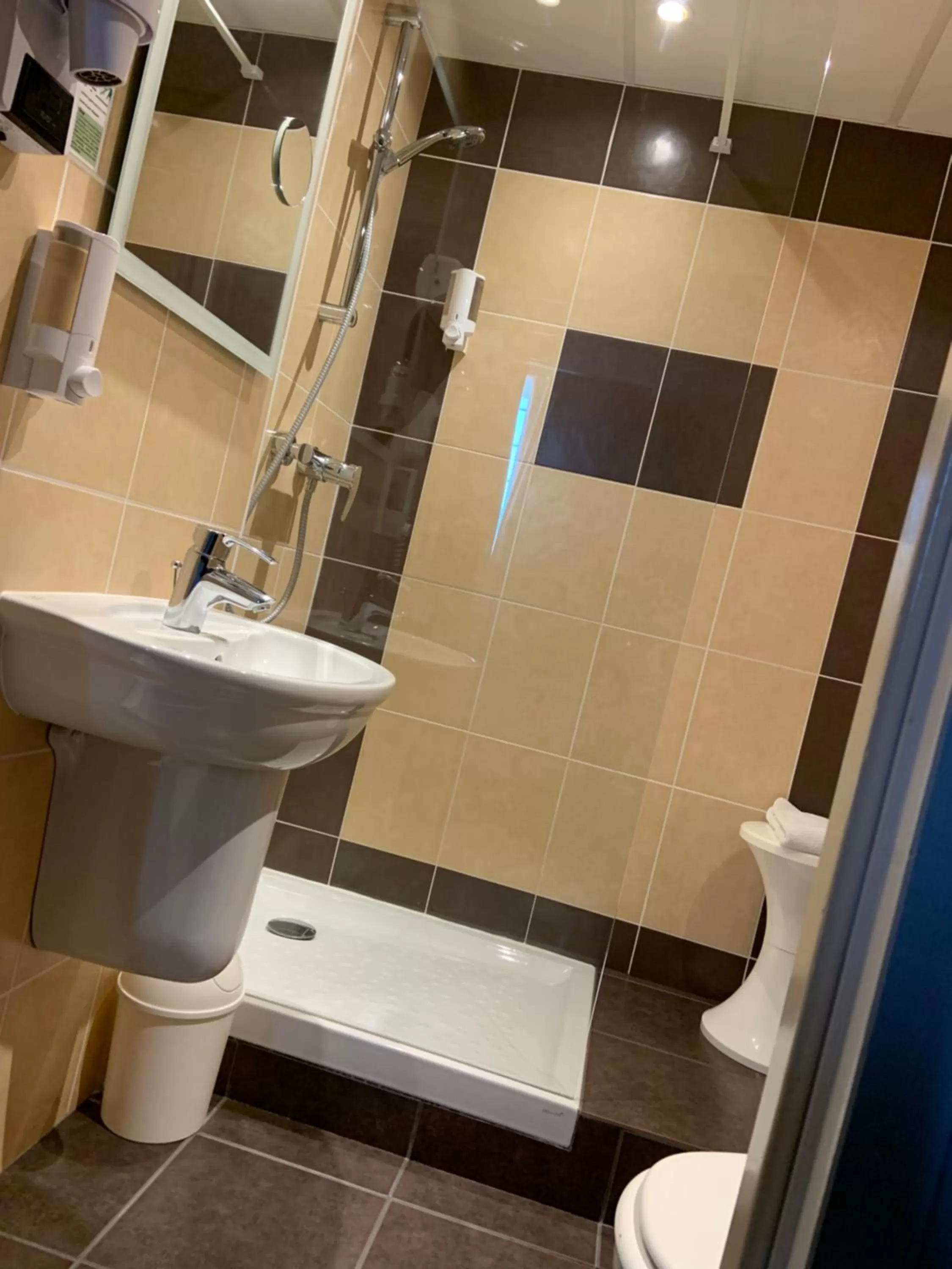 Bathroom in Hôtel de Champagne