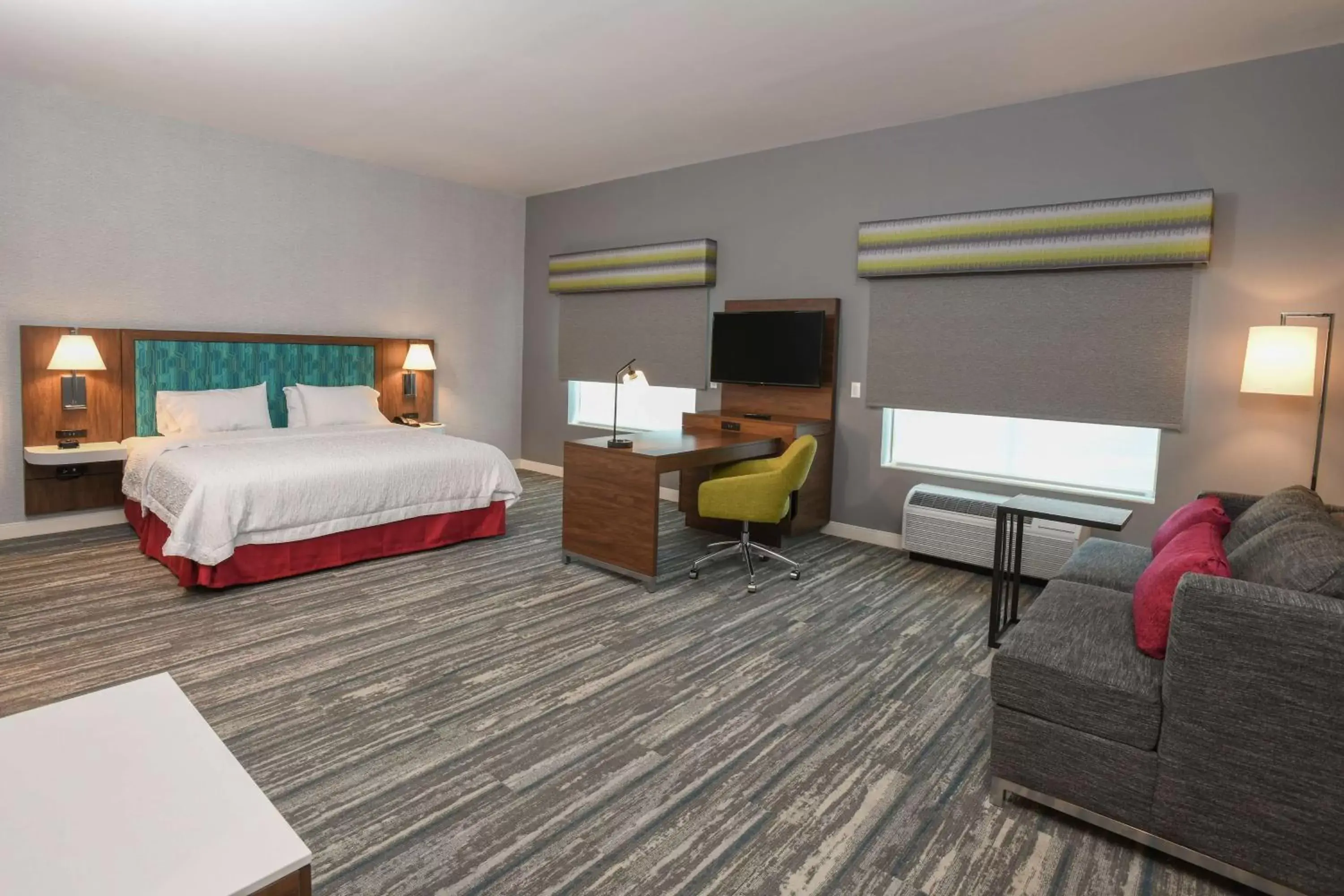 Bedroom, Bed in Hampton Inn & Suites Cincinnati Liberty Township