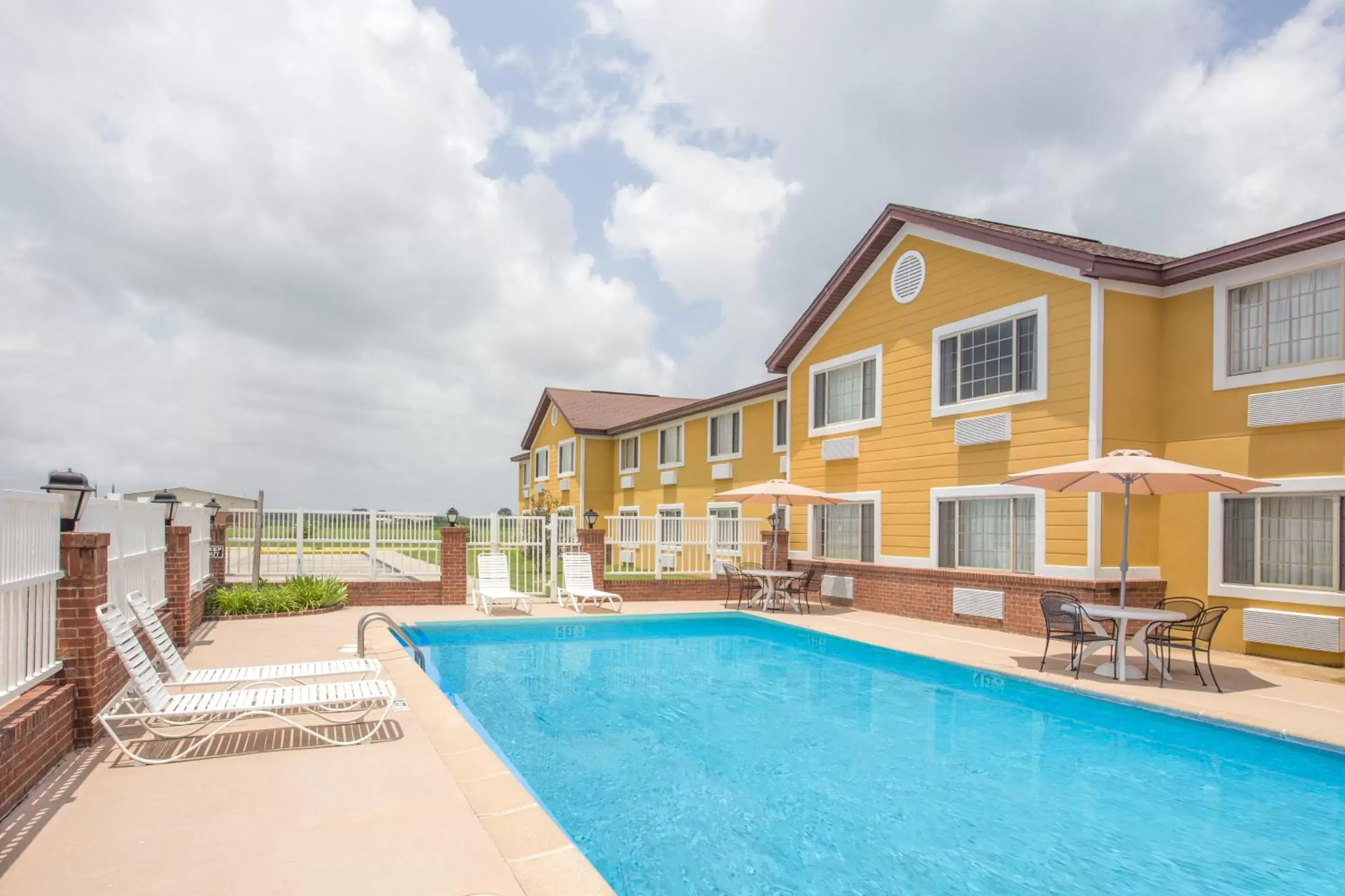 Swimming pool, Property Building in Days Inn by Wyndham Lake Village