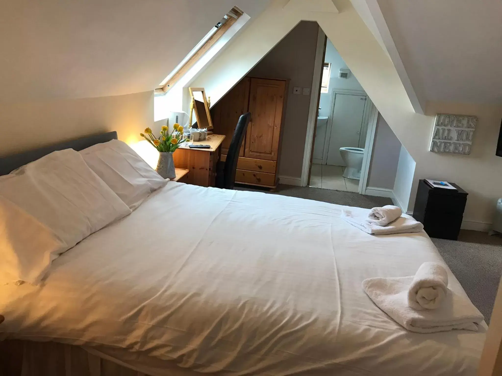 Bedroom, Bed in The Newbridge Hotel