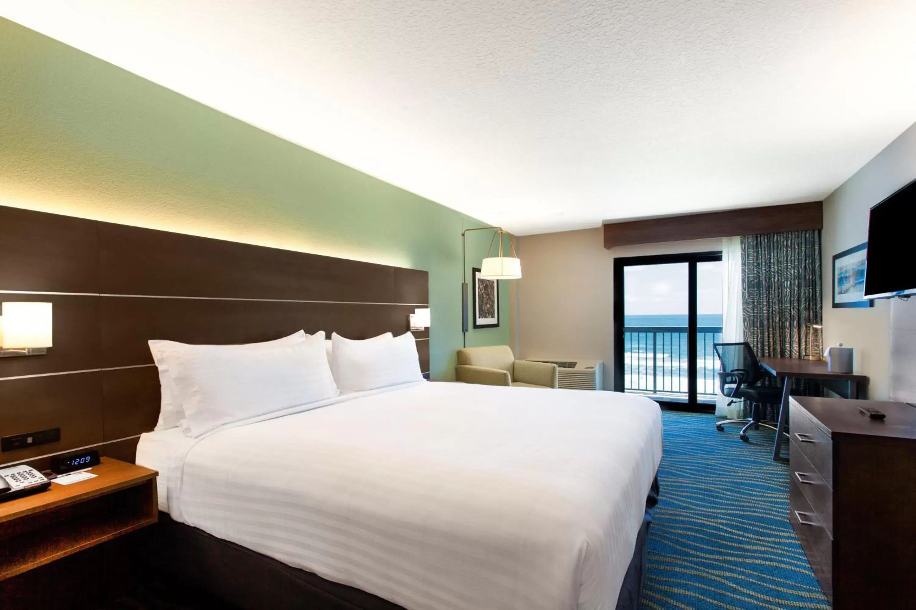 Bed in Holiday Inn Express & Suites Oceanfront Daytona Beach Shores, an IHG Hotel