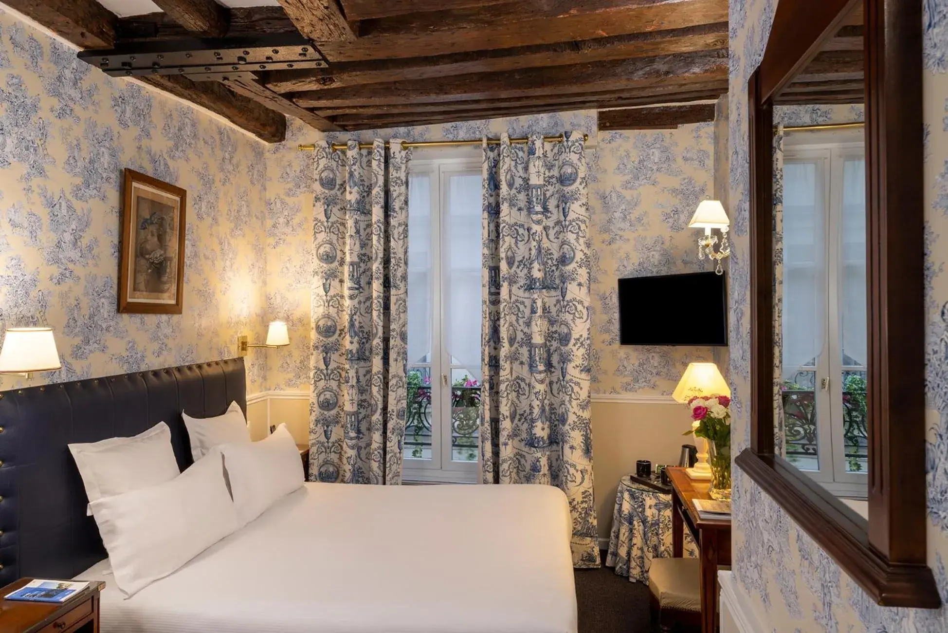 Bedroom in Relais Hôtel du Vieux Paris