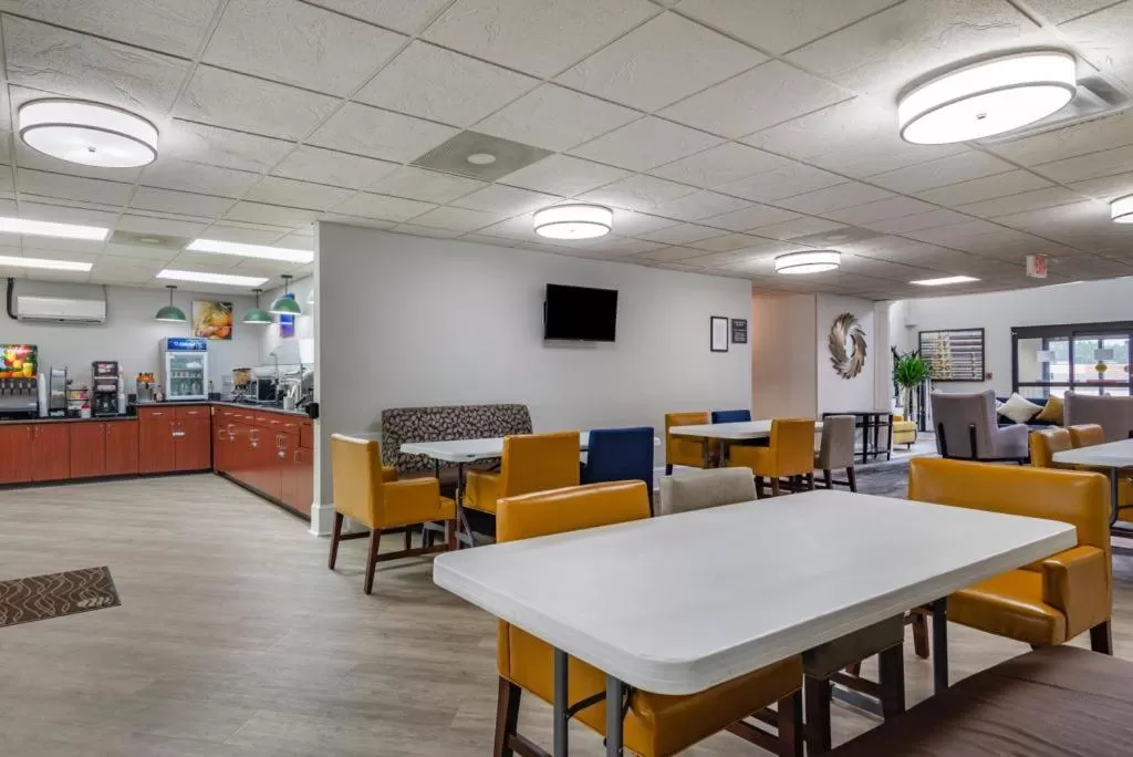 Restaurant/places to eat in Comfort Inn & Suites at Stone Mountain