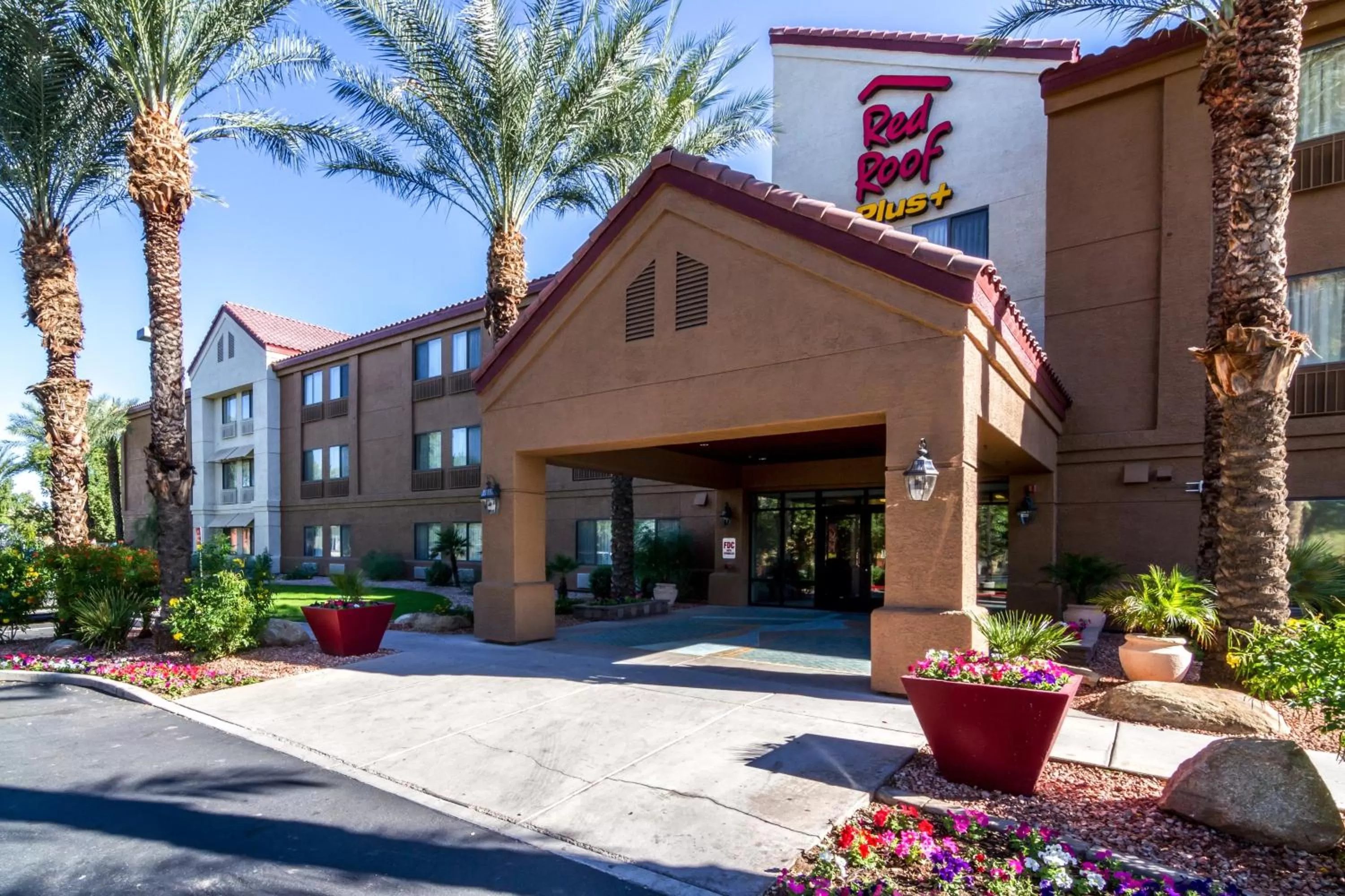 Property building in Red Roof Inn PLUS+ Tempe - Phoenix Airport