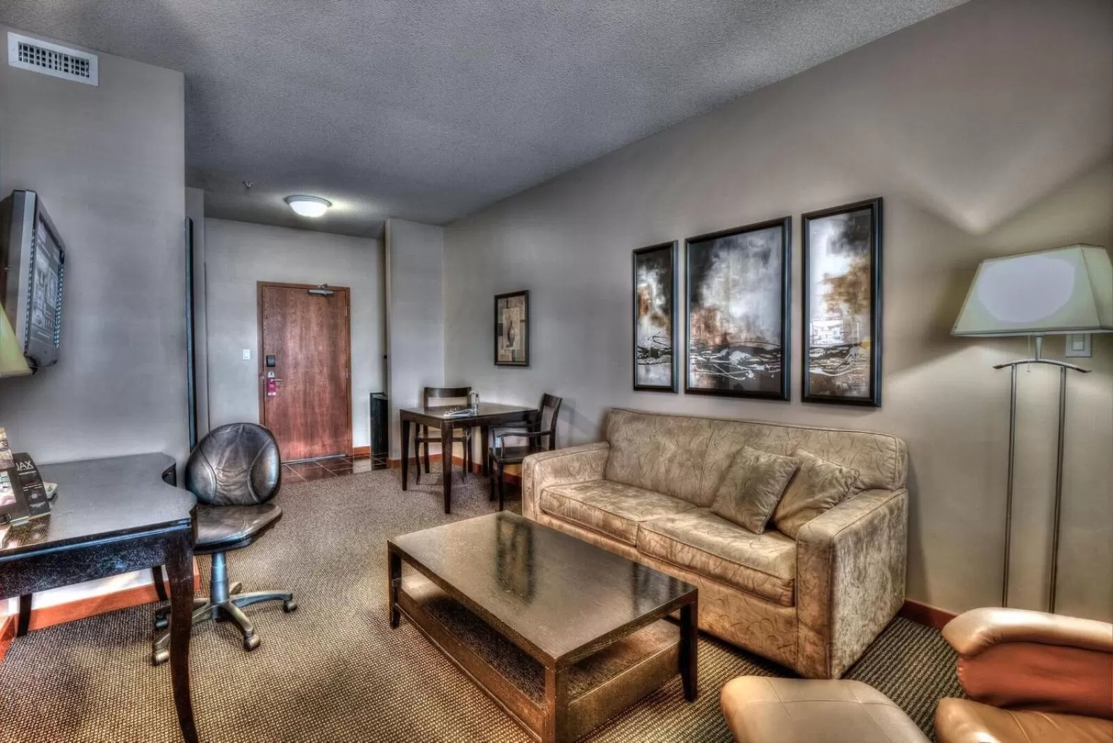 Seating area in Podollan Inn & Spa - Grande Prairie