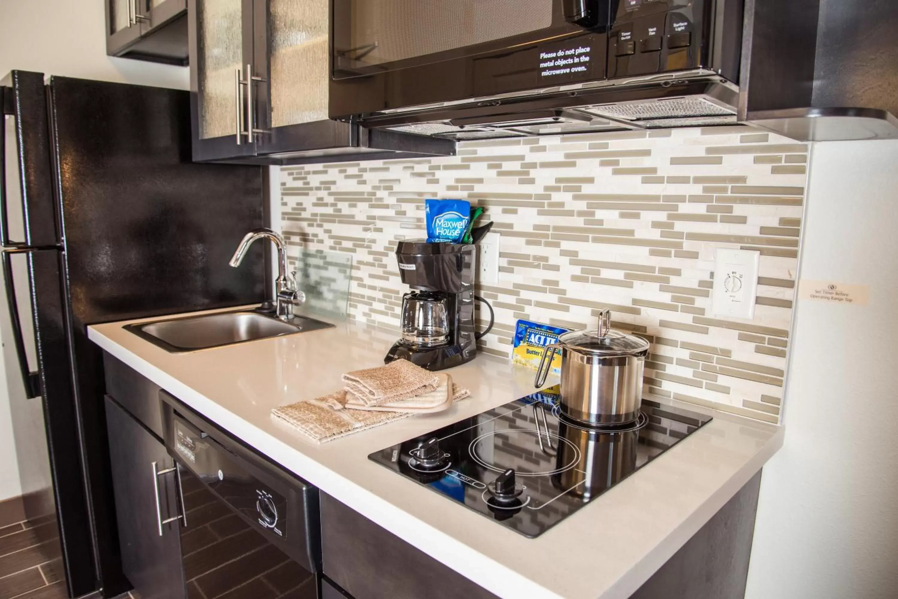 Photo of the whole room, Kitchen/Kitchenette in Candlewood Suites Denver North - Thornton, an IHG Hotel