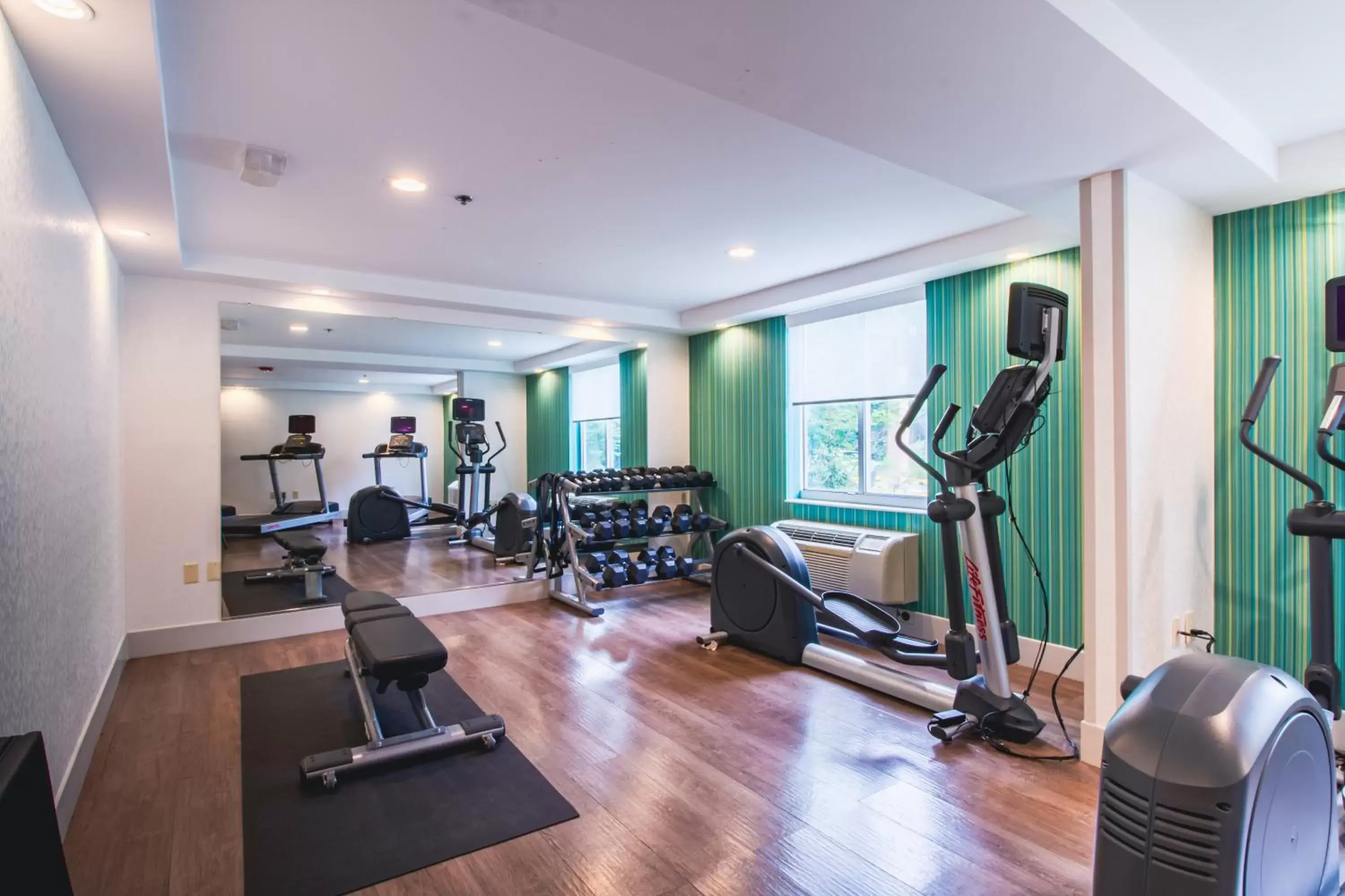Property building, Fitness Center/Facilities in Holiday Inn Express & Suites - Lincoln East - White Mountains, an IHG Hotel