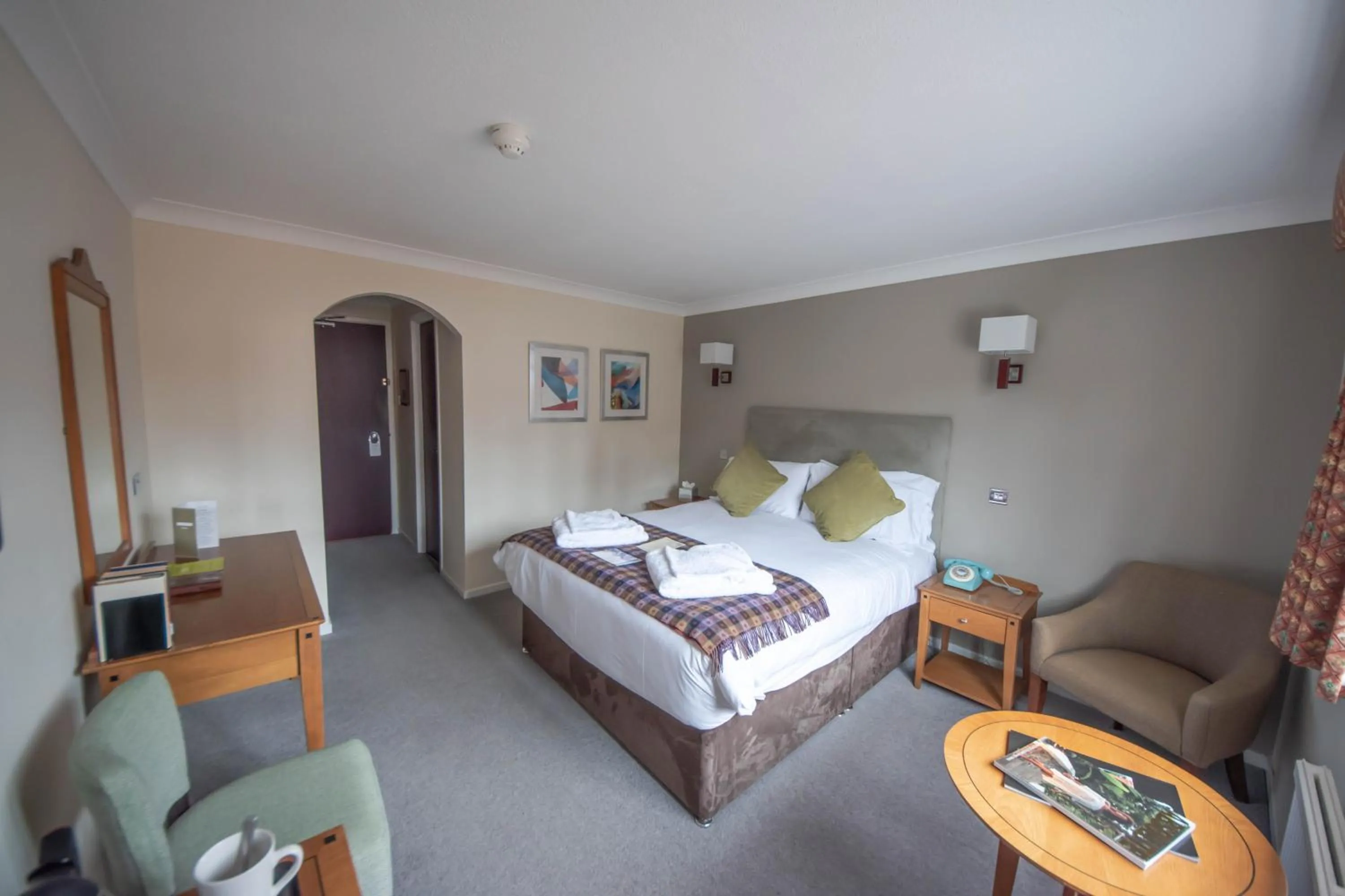 Photo of the whole room, Bed in Norfolk Arms Hotel